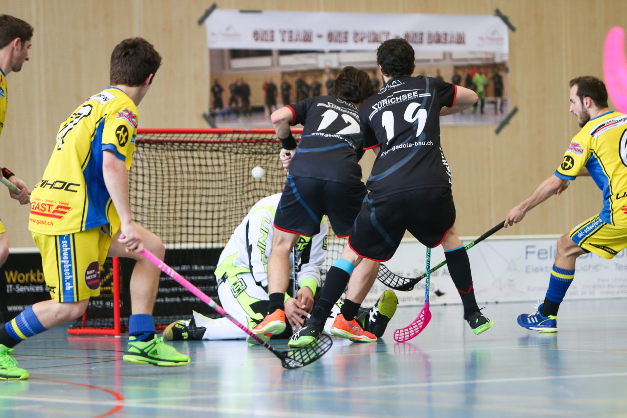 Kirchwiess (Egg), 02.04.2017, Unihockey Herren NLB/1.Liga, UHC Pfannenstiel Egg - UHT Schüpbach, Flurin Stauffer (Nr. 17, UHC Pfannenstiel Egg) trifft

(Severin Binkert, unihockey-fotos.ch)

Copyright: Severin Binkert, unihockey-fotos.ch – Dieses Bild wurde durch swiss unihockey lizenziert und darf ausschliesslich auf den Online-Kanälen von swiss unihockey verwendet werden. Die redaktionelle oder kommerzielle Nutzung durch Dritte (Medien, Vereine, Unternehmen oder Privatpersonen) per Download von diesem flickr-Account ist ausgeschlossen. Das Bild kann bei Interesse via unihockey-fotos.ch kostenpflichtig lizenziert werden. unihockey-fotos.ch behält sich vor, fehlbaren Medien, Vereinen, Unternehmen oder Privatpersonen Bilder mit einem Zuschlag in Rechnung zu stellen.