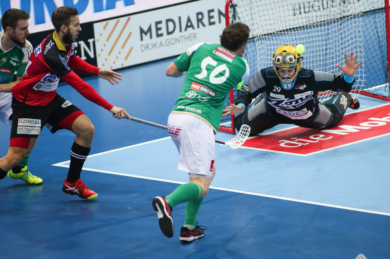 SWISS Arena (Kloten), 22.04.2017, Unihockey Herren Superfinal, SV Wiler-Ersigen - UHC Alligator Malans, Martin Hitz (Nr. 29, UHC Alligator Malans)

(Severin Binkert, unihockey-fotos.ch)

Copyright: Severin Binkert, unihockey-fotos.ch – Dieses Bild wurde durch swiss unihockey lizenziert und darf ausschliesslich auf den Online-Kanälen von swiss unihockey verwendet werden. Die redaktionelle oder kommerzielle Nutzung durch Dritte (Medien, Vereine, Unternehmen oder Privatpersonen) per Download von diesem flickr-Account ist ausgeschlossen. Das Bild kann bei Interesse via unihockey-fotos.ch kostenpflichtig lizenziert werden. unihockey-fotos.ch behält sich vor, fehlbaren Medien, Vereinen, Unternehmen oder Privatpersonen Bilder mit einem Zuschlag in Rechnung zu stellen.