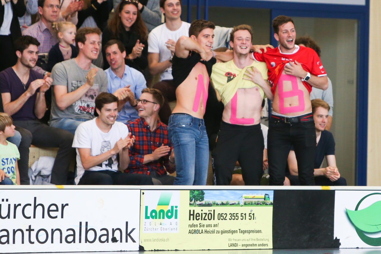 Kirchwiess (Egg), 02.04.2017, Unihockey Herren NLB/1.Liga, UHC Pfannenstiel Egg - UHT Schüpbach

(Severin Binkert, unihockey-fotos.ch)

Copyright: Severin Binkert, unihockey-fotos.ch – Dieses Bild wurde durch swiss unihockey lizenziert und darf ausschliesslich auf den Online-Kanälen von swiss unihockey verwendet werden. Die redaktionelle oder kommerzielle Nutzung durch Dritte (Medien, Vereine, Unternehmen oder Privatpersonen) per Download von diesem flickr-Account ist ausgeschlossen. Das Bild kann bei Interesse via unihockey-fotos.ch kostenpflichtig lizenziert werden. unihockey-fotos.ch behält sich vor, fehlbaren Medien, Vereinen, Unternehmen oder Privatpersonen Bilder mit einem Zuschlag in Rechnung zu stellen.