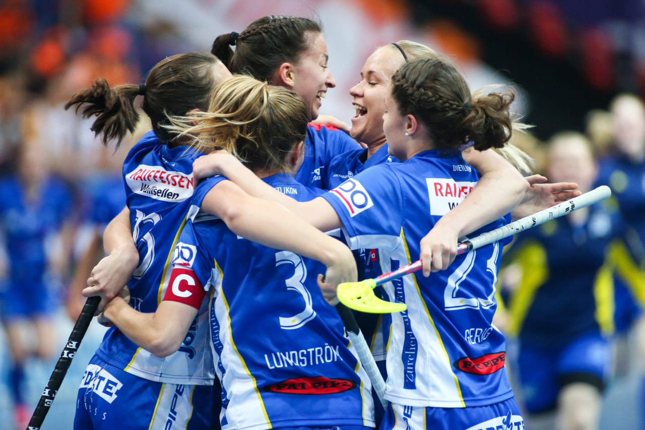 SWISS Arena (Kloten), 22.04.2017, Unihockey Damen Superfinal, UHC Dietlikon - piranha chur

(Severin Binkert, unihockey-fotos.ch)

Copyright: Severin Binkert, unihockey-fotos.ch – Dieses Bild wurde durch swiss unihockey lizenziert und darf ausschliesslich auf den Online-Kanälen von swiss unihockey verwendet werden. Die redaktionelle oder kommerzielle Nutzung durch Dritte (Medien, Vereine, Unternehmen oder Privatpersonen) per Download von diesem flickr-Account ist ausgeschlossen. Das Bild kann bei Interesse via unihockey-fotos.ch kostenpflichtig lizenziert werden. unihockey-fotos.ch behält sich vor, fehlbaren Medien, Vereinen, Unternehmen oder Privatpersonen Bilder mit einem Zuschlag in Rechnung zu stellen.