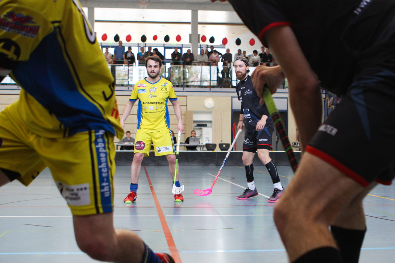 Kirchwiess (Egg), 02.04.2017, Unihockey Herren NLB/1.Liga, UHC Pfannenstiel Egg - UHT Schüpbach, Marcel Arm (Nr. 68, UHT Schüpbach) und Thiemo Scharfenberger (Nr. 11, UHC Pfannenstiel Egg)

(Severin Binkert, unihockey-fotos.ch)

Copyright: Severin Binkert, unihockey-fotos.ch – Dieses Bild wurde durch swiss unihockey lizenziert und darf ausschliesslich auf den Online-Kanälen von swiss unihockey verwendet werden. Die redaktionelle oder kommerzielle Nutzung durch Dritte (Medien, Vereine, Unternehmen oder Privatpersonen) per Download von diesem flickr-Account ist ausgeschlossen. Das Bild kann bei Interesse via unihockey-fotos.ch kostenpflichtig lizenziert werden. unihockey-fotos.ch behält sich vor, fehlbaren Medien, Vereinen, Unternehmen oder Privatpersonen Bilder mit einem Zuschlag in Rechnung zu stellen.