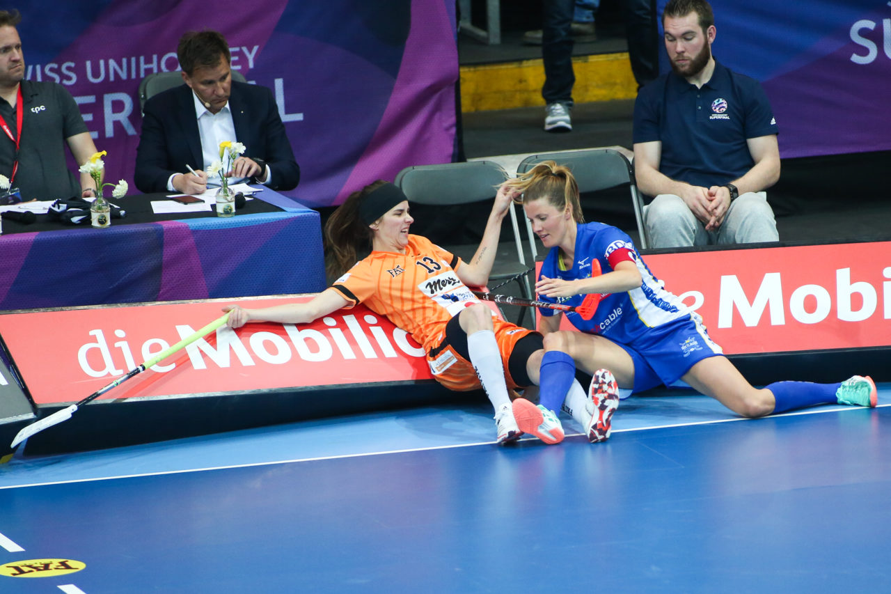SWISS Arena (Kloten), 22.04.2017, Unihockey Damen Superfinal, UHC Dietlikon - piranha chur, Sonja Putzi (Nr. 13, piranha chur) und Linn Lundström (Nr. 3, UHC Dietlikon)

(Severin Binkert, unihockey-fotos.ch)

Copyright: Severin Binkert, unihockey-fotos.ch – Dieses Bild wurde durch swiss unihockey lizenziert und darf ausschliesslich auf den Online-Kanälen von swiss unihockey verwendet werden. Die redaktionelle oder kommerzielle Nutzung durch Dritte (Medien, Vereine, Unternehmen oder Privatpersonen) per Download von diesem flickr-Account ist ausgeschlossen. Das Bild kann bei Interesse via unihockey-fotos.ch kostenpflichtig lizenziert werden. unihockey-fotos.ch behält sich vor, fehlbaren Medien, Vereinen, Unternehmen oder Privatpersonen Bilder mit einem Zuschlag in Rechnung zu stellen.