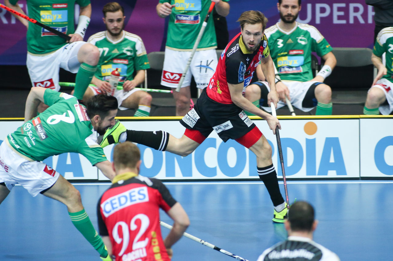 SWISS Arena (Kloten), 22.04.2017, Unihockey Herren Superfinal, SV Wiler-Ersigen - UHC Alligator Malans, Claudio Laely (Nr. 6, UHC Alligator Malans)

(Severin Binkert, unihockey-fotos.ch)

Copyright: Severin Binkert, unihockey-fotos.ch – Dieses Bild wurde durch swiss unihockey lizenziert und darf ausschliesslich auf den Online-Kanälen von swiss unihockey verwendet werden. Die redaktionelle oder kommerzielle Nutzung durch Dritte (Medien, Vereine, Unternehmen oder Privatpersonen) per Download von diesem flickr-Account ist ausgeschlossen. Das Bild kann bei Interesse via unihockey-fotos.ch kostenpflichtig lizenziert werden. unihockey-fotos.ch behält sich vor, fehlbaren Medien, Vereinen, Unternehmen oder Privatpersonen Bilder mit einem Zuschlag in Rechnung zu stellen.