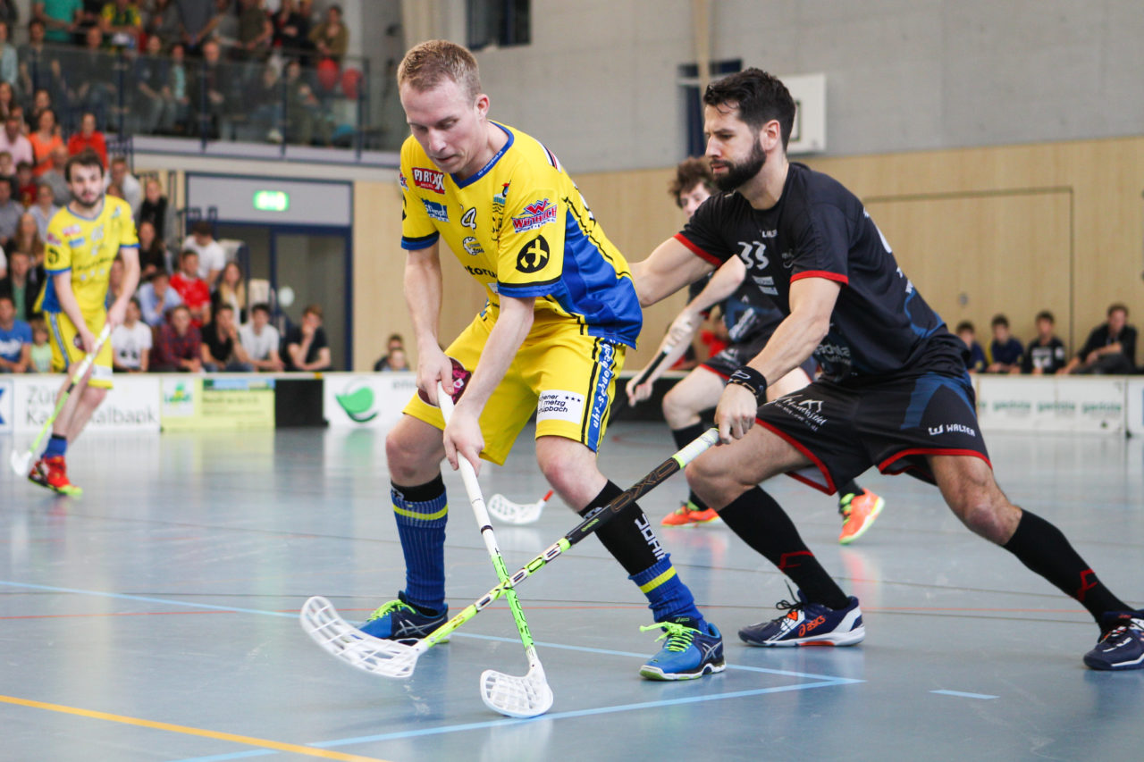 Kirchwiess (Egg), 02.04.2017, Unihockey Herren NLB/1.Liga, UHC Pfannenstiel Egg - UHT Schüpbach, Marco Schöpfer (Nr. 14, UHT Schüpbach) und Heinz Wickli (Nr. 33, UHC Pfannenstiel Egg)

(Severin Binkert, unihockey-fotos.ch)

Copyright: Severin Binkert, unihockey-fotos.ch – Dieses Bild wurde durch swiss unihockey lizenziert und darf ausschliesslich auf den Online-Kanälen von swiss unihockey verwendet werden. Die redaktionelle oder kommerzielle Nutzung durch Dritte (Medien, Vereine, Unternehmen oder Privatpersonen) per Download von diesem flickr-Account ist ausgeschlossen. Das Bild kann bei Interesse via unihockey-fotos.ch kostenpflichtig lizenziert werden. unihockey-fotos.ch behält sich vor, fehlbaren Medien, Vereinen, Unternehmen oder Privatpersonen Bilder mit einem Zuschlag in Rechnung zu stellen.