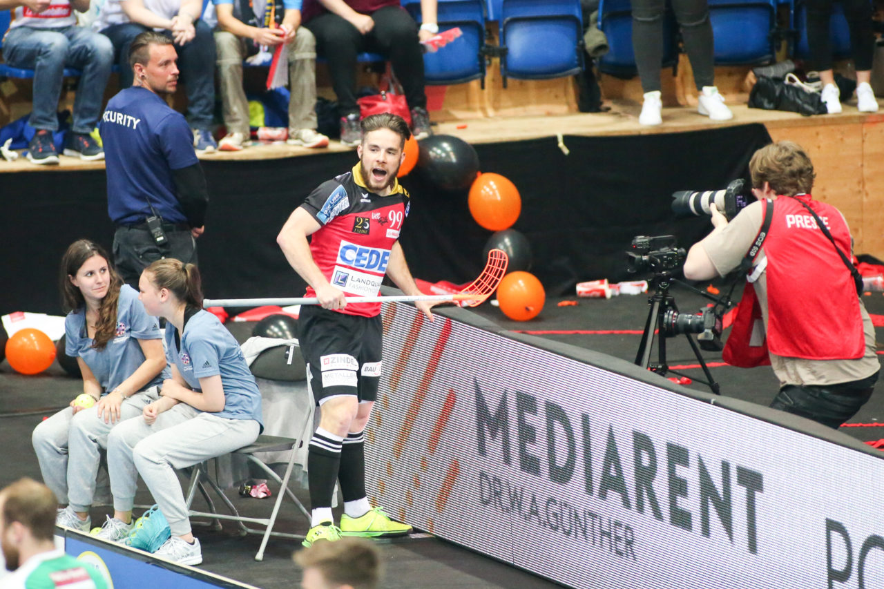 SWISS Arena (Kloten), 22.04.2017, Unihockey Herren Superfinal, SV Wiler-Ersigen - UHC Alligator Malans, Tim Braillard (Nr. 99, UHC Alligator Malans)

(Severin Binkert, unihockey-fotos.ch)

Copyright: Severin Binkert, unihockey-fotos.ch – Dieses Bild wurde durch swiss unihockey lizenziert und darf ausschliesslich auf den Online-Kanälen von swiss unihockey verwendet werden. Die redaktionelle oder kommerzielle Nutzung durch Dritte (Medien, Vereine, Unternehmen oder Privatpersonen) per Download von diesem flickr-Account ist ausgeschlossen. Das Bild kann bei Interesse via unihockey-fotos.ch kostenpflichtig lizenziert werden. unihockey-fotos.ch behält sich vor, fehlbaren Medien, Vereinen, Unternehmen oder Privatpersonen Bilder mit einem Zuschlag in Rechnung zu stellen.