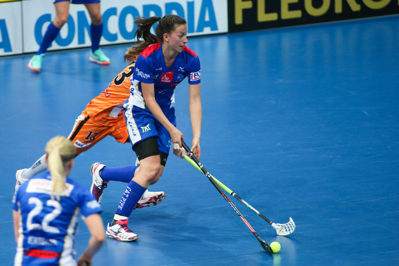 SWISS Arena (Kloten), 22.04.2017, Unihockey Damen Superfinal, UHC Dietlikon - piranha chur, Andrea Gämperli (Topscorerin, UHC Dietlikon)

(Severin Binkert, unihockey-fotos.ch)

Copyright: Severin Binkert, unihockey-fotos.ch – Dieses Bild wurde durch swiss unihockey lizenziert und darf ausschliesslich auf den Online-Kanälen von swiss unihockey verwendet werden. Die redaktionelle oder kommerzielle Nutzung durch Dritte (Medien, Vereine, Unternehmen oder Privatpersonen) per Download von diesem flickr-Account ist ausgeschlossen. Das Bild kann bei Interesse via unihockey-fotos.ch kostenpflichtig lizenziert werden. unihockey-fotos.ch behält sich vor, fehlbaren Medien, Vereinen, Unternehmen oder Privatpersonen Bilder mit einem Zuschlag in Rechnung zu stellen.