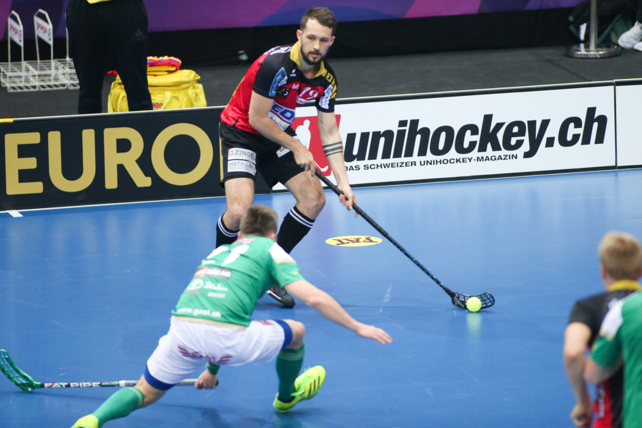 SWISS Arena (Kloten), 22.04.2017, Unihockey Herren Superfinal, SV Wiler-Ersigen - UHC Alligator Malans, Joel Friolet (Nr. 19, UHC Alligator Malans)

(Severin Binkert, unihockey-fotos.ch)

Copyright: Severin Binkert, unihockey-fotos.ch – Dieses Bild wurde durch swiss unihockey lizenziert und darf ausschliesslich auf den Online-Kanälen von swiss unihockey verwendet werden. Die redaktionelle oder kommerzielle Nutzung durch Dritte (Medien, Vereine, Unternehmen oder Privatpersonen) per Download von diesem flickr-Account ist ausgeschlossen. Das Bild kann bei Interesse via unihockey-fotos.ch kostenpflichtig lizenziert werden. unihockey-fotos.ch behält sich vor, fehlbaren Medien, Vereinen, Unternehmen oder Privatpersonen Bilder mit einem Zuschlag in Rechnung zu stellen.