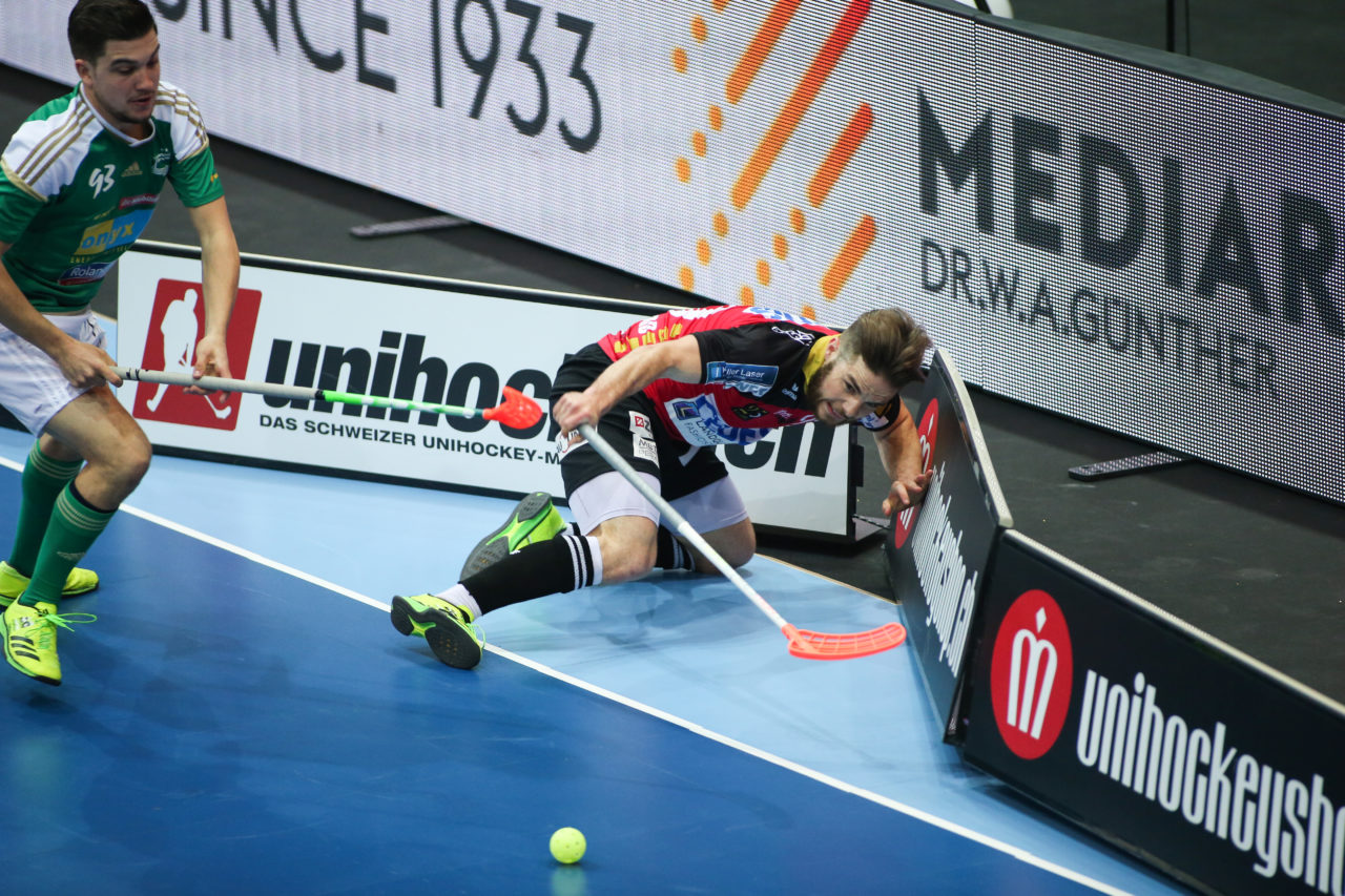 SWISS Arena (Kloten), 22.04.2017, Unihockey Herren Superfinal, SV Wiler-Ersigen - UHC Alligator Malans, Tim Braillard (Nr. 99, UHC Alligator Malans)

(Severin Binkert, unihockey-fotos.ch)

Copyright: Severin Binkert, unihockey-fotos.ch – Dieses Bild wurde durch swiss unihockey lizenziert und darf ausschliesslich auf den Online-Kanälen von swiss unihockey verwendet werden. Die redaktionelle oder kommerzielle Nutzung durch Dritte (Medien, Vereine, Unternehmen oder Privatpersonen) per Download von diesem flickr-Account ist ausgeschlossen. Das Bild kann bei Interesse via unihockey-fotos.ch kostenpflichtig lizenziert werden. unihockey-fotos.ch behält sich vor, fehlbaren Medien, Vereinen, Unternehmen oder Privatpersonen Bilder mit einem Zuschlag in Rechnung zu stellen.