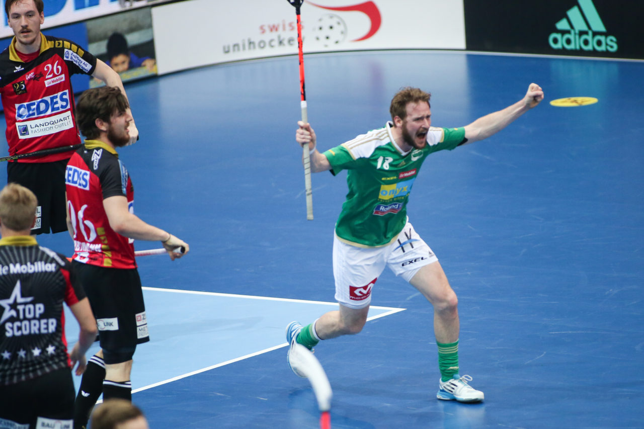 SWISS Arena (Kloten), 22.04.2017, Unihockey Herren Superfinal, SV Wiler-Ersigen - UHC Alligator Malans, Adrian Zimmermann (Nr. 18, SV Wiler-Ersigen)

(Severin Binkert, unihockey-fotos.ch)

Copyright: Severin Binkert, unihockey-fotos.ch – Dieses Bild wurde durch swiss unihockey lizenziert und darf ausschliesslich auf den Online-Kanälen von swiss unihockey verwendet werden. Die redaktionelle oder kommerzielle Nutzung durch Dritte (Medien, Vereine, Unternehmen oder Privatpersonen) per Download von diesem flickr-Account ist ausgeschlossen. Das Bild kann bei Interesse via unihockey-fotos.ch kostenpflichtig lizenziert werden. unihockey-fotos.ch behält sich vor, fehlbaren Medien, Vereinen, Unternehmen oder Privatpersonen Bilder mit einem Zuschlag in Rechnung zu stellen.