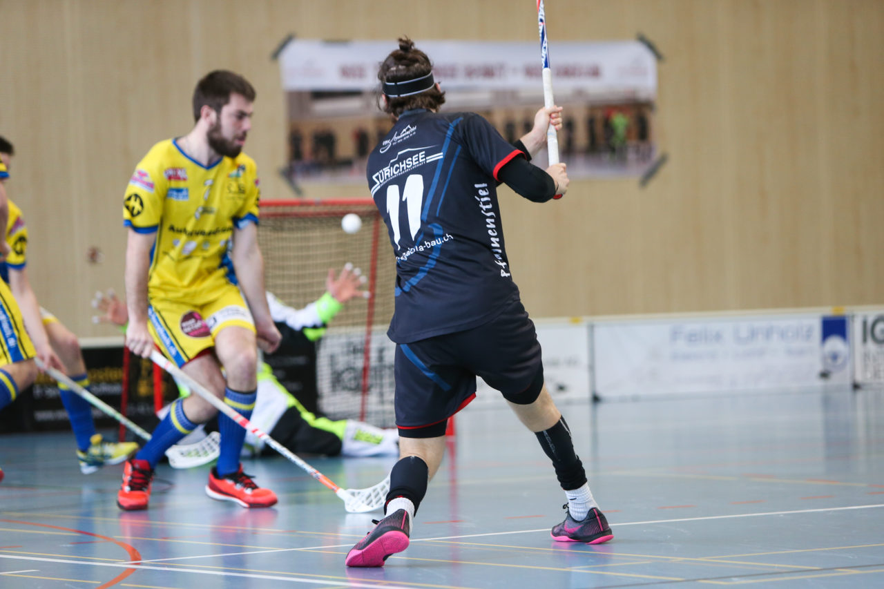 Kirchwiess (Egg), 02.04.2017, Unihockey Herren NLB/1.Liga, UHC Pfannenstiel Egg - UHT Schüpbach, Thiemo Scharfenberger (Nr. 11, UHC Pfannenstiel Egg)

(Severin Binkert, unihockey-fotos.ch)

Copyright: Severin Binkert, unihockey-fotos.ch – Dieses Bild wurde durch swiss unihockey lizenziert und darf ausschliesslich auf den Online-Kanälen von swiss unihockey verwendet werden. Die redaktionelle oder kommerzielle Nutzung durch Dritte (Medien, Vereine, Unternehmen oder Privatpersonen) per Download von diesem flickr-Account ist ausgeschlossen. Das Bild kann bei Interesse via unihockey-fotos.ch kostenpflichtig lizenziert werden. unihockey-fotos.ch behält sich vor, fehlbaren Medien, Vereinen, Unternehmen oder Privatpersonen Bilder mit einem Zuschlag in Rechnung zu stellen.