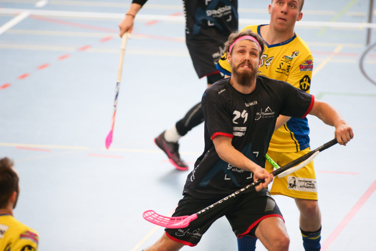 Kirchwiess (Egg), 02.04.2017, Unihockey Herren NLB/1.Liga, UHC Pfannenstiel Egg - UHT Schüpbach, Sven Bier (Nr. 29, UHC Pfannenstiel Egg)

(Severin Binkert, unihockey-fotos.ch)

Copyright: Severin Binkert, unihockey-fotos.ch – Dieses Bild wurde durch swiss unihockey lizenziert und darf ausschliesslich auf den Online-Kanälen von swiss unihockey verwendet werden. Die redaktionelle oder kommerzielle Nutzung durch Dritte (Medien, Vereine, Unternehmen oder Privatpersonen) per Download von diesem flickr-Account ist ausgeschlossen. Das Bild kann bei Interesse via unihockey-fotos.ch kostenpflichtig lizenziert werden. unihockey-fotos.ch behält sich vor, fehlbaren Medien, Vereinen, Unternehmen oder Privatpersonen Bilder mit einem Zuschlag in Rechnung zu stellen.