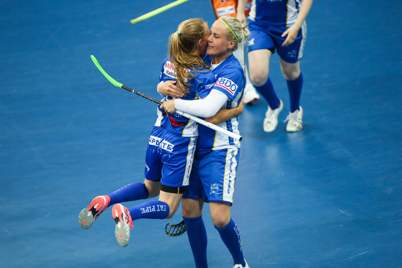 SWISS Arena (Kloten), 22.04.2017, Unihockey Damen Superfinal, UHC Dietlikon - piranha chur, Karin Güttinger (Nr. 8, UHC Dietlikon) und Ann-Sofie Sundholm (Nr. 84, UHC Dietlikon)

(Severin Binkert, unihockey-fotos.ch)

Copyright: Severin Binkert, unihockey-fotos.ch – Dieses Bild wurde durch swiss unihockey lizenziert und darf ausschliesslich auf den Online-Kanälen von swiss unihockey verwendet werden. Die redaktionelle oder kommerzielle Nutzung durch Dritte (Medien, Vereine, Unternehmen oder Privatpersonen) per Download von diesem flickr-Account ist ausgeschlossen. Das Bild kann bei Interesse via unihockey-fotos.ch kostenpflichtig lizenziert werden. unihockey-fotos.ch behält sich vor, fehlbaren Medien, Vereinen, Unternehmen oder Privatpersonen Bilder mit einem Zuschlag in Rechnung zu stellen.