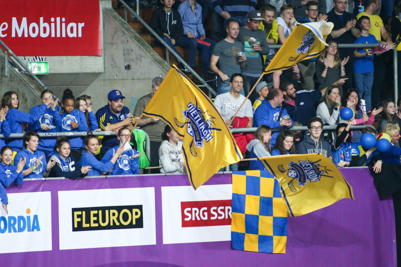 SWISS Arena (Kloten), 22.04.2017, Unihockey Damen Superfinal, UHC Dietlikon - piranha chur

(Severin Binkert, unihockey-fotos.ch)

Copyright: Severin Binkert, unihockey-fotos.ch – Dieses Bild wurde durch swiss unihockey lizenziert und darf ausschliesslich auf den Online-Kanälen von swiss unihockey verwendet werden. Die redaktionelle oder kommerzielle Nutzung durch Dritte (Medien, Vereine, Unternehmen oder Privatpersonen) per Download von diesem flickr-Account ist ausgeschlossen. Das Bild kann bei Interesse via unihockey-fotos.ch kostenpflichtig lizenziert werden. unihockey-fotos.ch behält sich vor, fehlbaren Medien, Vereinen, Unternehmen oder Privatpersonen Bilder mit einem Zuschlag in Rechnung zu stellen.