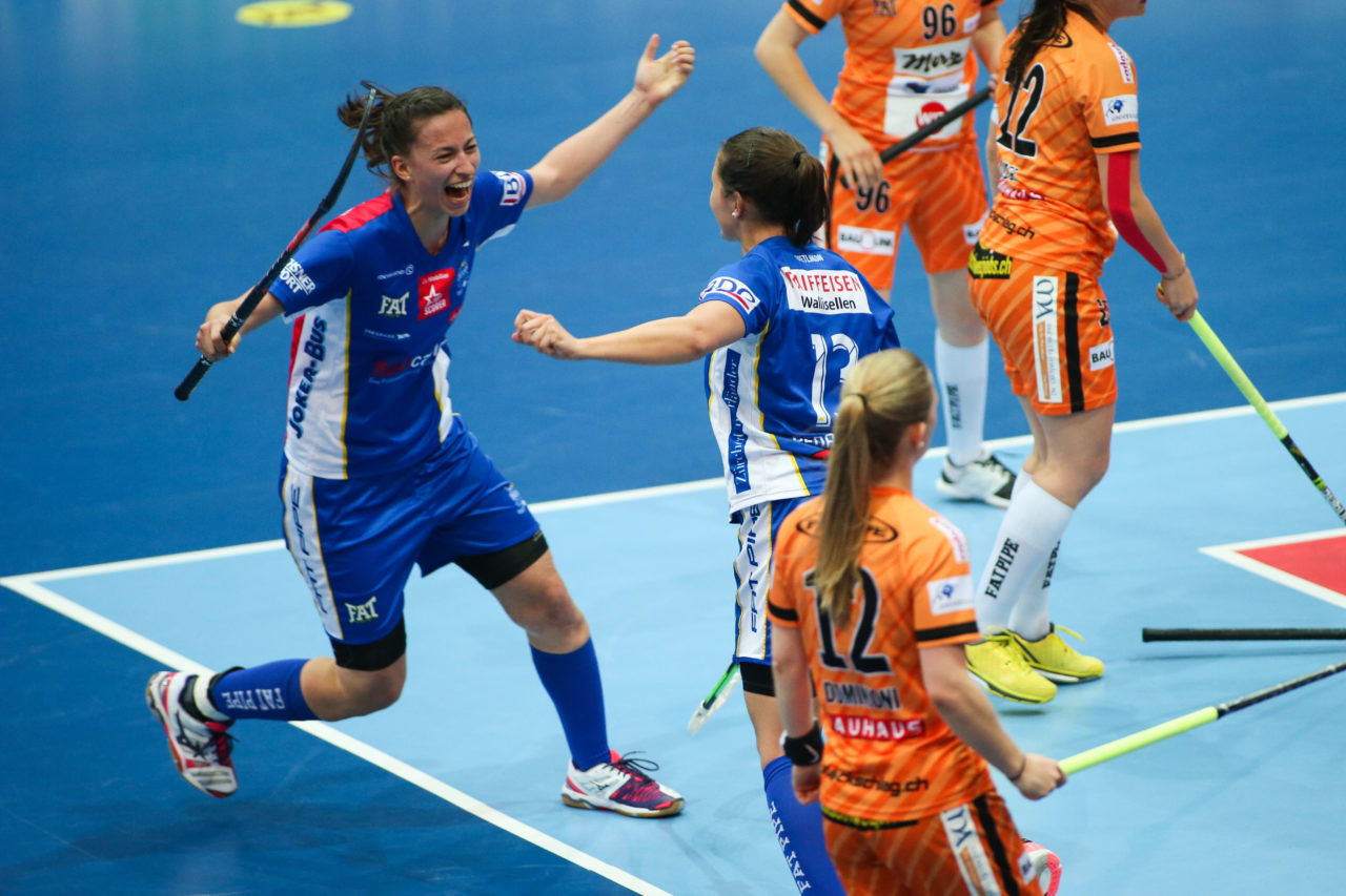 SWISS Arena (Kloten), 22.04.2017, Unihockey Damen Superfinal, UHC Dietlikon - piranha chur, Andrea Gämperli (Topscorerin, UHC Dietlikon) und Linda Pedrazzoli (Nr. 13, UHC Dietlikon)

(Severin Binkert, unihockey-fotos.ch)

Copyright: Severin Binkert, unihockey-fotos.ch – Dieses Bild wurde durch swiss unihockey lizenziert und darf ausschliesslich auf den Online-Kanälen von swiss unihockey verwendet werden. Die redaktionelle oder kommerzielle Nutzung durch Dritte (Medien, Vereine, Unternehmen oder Privatpersonen) per Download von diesem flickr-Account ist ausgeschlossen. Das Bild kann bei Interesse via unihockey-fotos.ch kostenpflichtig lizenziert werden. unihockey-fotos.ch behält sich vor, fehlbaren Medien, Vereinen, Unternehmen oder Privatpersonen Bilder mit einem Zuschlag in Rechnung zu stellen.