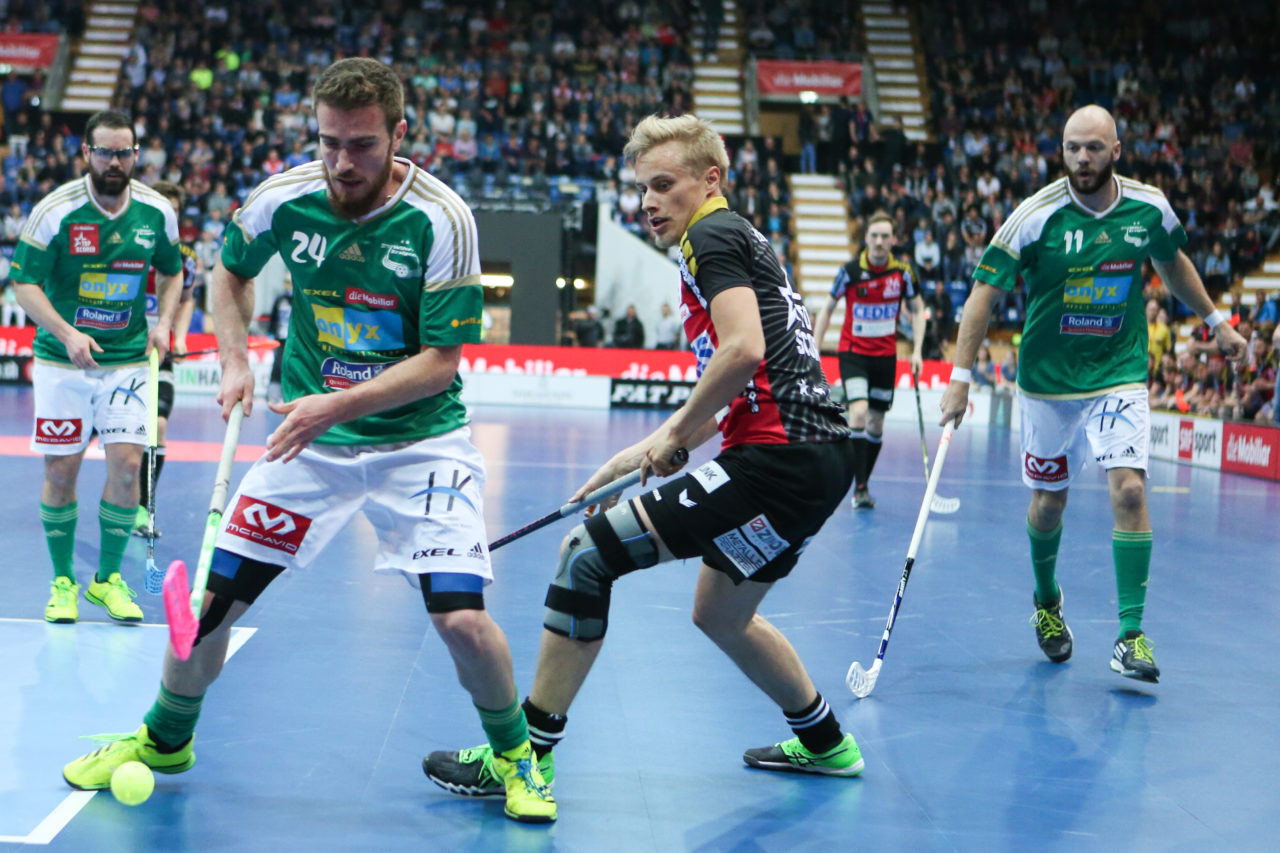 SWISS Arena (Kloten), 22.04.2017, Unihockey Herren Superfinal, SV Wiler-Ersigen - UHC Alligator Malans, Olivier Hirschi (Nr. 24, SV Wiler-Ersigen) und Jarkko Nurmela (Topscorer, UHC Alligator Malans)

(Severin Binkert, unihockey-fotos.ch)

Copyright: Severin Binkert, unihockey-fotos.ch – Dieses Bild wurde durch swiss unihockey lizenziert und darf ausschliesslich auf den Online-Kanälen von swiss unihockey verwendet werden. Die redaktionelle oder kommerzielle Nutzung durch Dritte (Medien, Vereine, Unternehmen oder Privatpersonen) per Download von diesem flickr-Account ist ausgeschlossen. Das Bild kann bei Interesse via unihockey-fotos.ch kostenpflichtig lizenziert werden. unihockey-fotos.ch behält sich vor, fehlbaren Medien, Vereinen, Unternehmen oder Privatpersonen Bilder mit einem Zuschlag in Rechnung zu stellen.