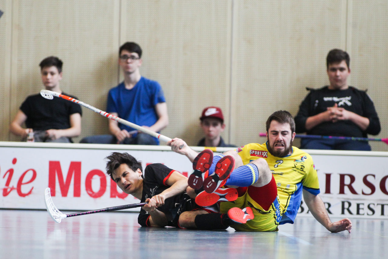 Kirchwiess (Egg), 02.04.2017, Unihockey Herren NLB/1.Liga, UHC Pfannenstiel Egg - UHT Schüpbach, Tim Bartenstein (Nr. 77, UHC Pfannenstiel Egg) und Marco Wälchli (Nr. 7, UHT Schüpbach)

(Severin Binkert, unihockey-fotos.ch)

Copyright: Severin Binkert, unihockey-fotos.ch – Dieses Bild wurde durch swiss unihockey lizenziert und darf ausschliesslich auf den Online-Kanälen von swiss unihockey verwendet werden. Die redaktionelle oder kommerzielle Nutzung durch Dritte (Medien, Vereine, Unternehmen oder Privatpersonen) per Download von diesem flickr-Account ist ausgeschlossen. Das Bild kann bei Interesse via unihockey-fotos.ch kostenpflichtig lizenziert werden. unihockey-fotos.ch behält sich vor, fehlbaren Medien, Vereinen, Unternehmen oder Privatpersonen Bilder mit einem Zuschlag in Rechnung zu stellen.