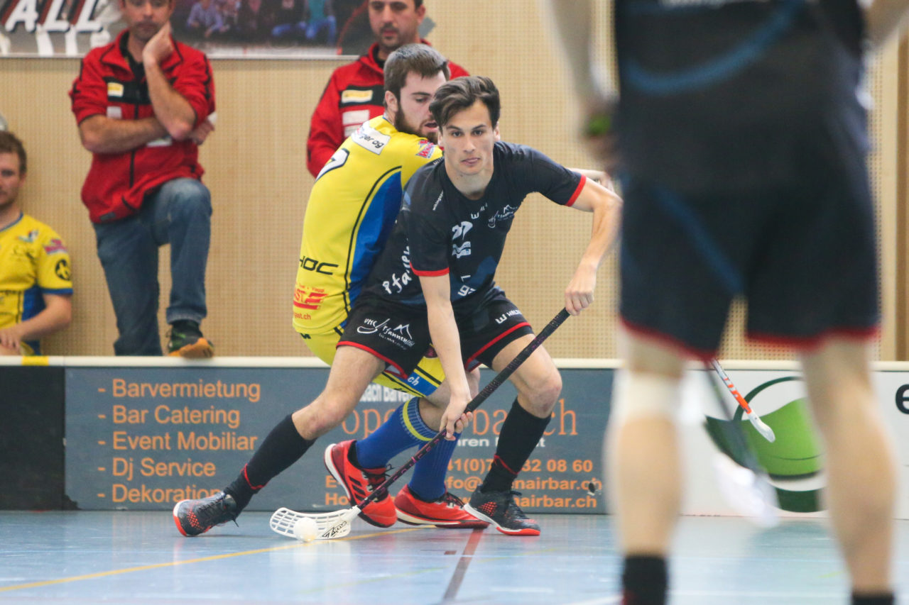 Kirchwiess (Egg), 02.04.2017, Unihockey Herren NLB/1.Liga, UHC Pfannenstiel Egg - UHT Schüpbach, Tim Bartenstein (Nr. 77, UHC Pfannenstiel Egg)

(Severin Binkert, unihockey-fotos.ch)

Copyright: Severin Binkert, unihockey-fotos.ch – Dieses Bild wurde durch swiss unihockey lizenziert und darf ausschliesslich auf den Online-Kanälen von swiss unihockey verwendet werden. Die redaktionelle oder kommerzielle Nutzung durch Dritte (Medien, Vereine, Unternehmen oder Privatpersonen) per Download von diesem flickr-Account ist ausgeschlossen. Das Bild kann bei Interesse via unihockey-fotos.ch kostenpflichtig lizenziert werden. unihockey-fotos.ch behält sich vor, fehlbaren Medien, Vereinen, Unternehmen oder Privatpersonen Bilder mit einem Zuschlag in Rechnung zu stellen.