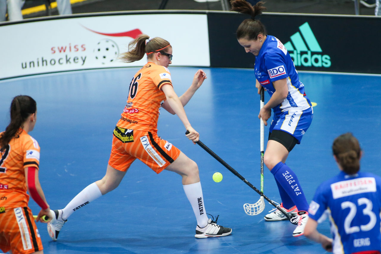 SWISS Arena (Kloten), 22.04.2017, Unihockey Damen Superfinal, UHC Dietlikon - piranha chur, Chiara Gredig (Nr. 96, piranha chur) und Linda Pedrazzoli (Nr. 13, UHC Dietlikon)

(Severin Binkert, unihockey-fotos.ch)

Copyright: Severin Binkert, unihockey-fotos.ch – Dieses Bild wurde durch swiss unihockey lizenziert und darf ausschliesslich auf den Online-Kanälen von swiss unihockey verwendet werden. Die redaktionelle oder kommerzielle Nutzung durch Dritte (Medien, Vereine, Unternehmen oder Privatpersonen) per Download von diesem flickr-Account ist ausgeschlossen. Das Bild kann bei Interesse via unihockey-fotos.ch kostenpflichtig lizenziert werden. unihockey-fotos.ch behält sich vor, fehlbaren Medien, Vereinen, Unternehmen oder Privatpersonen Bilder mit einem Zuschlag in Rechnung zu stellen.