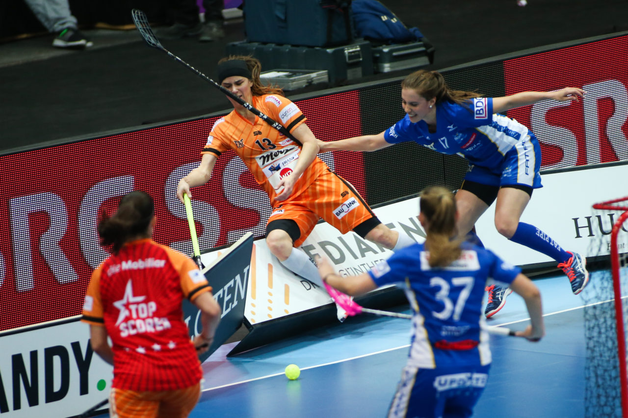 SWISS Arena (Kloten), 22.04.2017, Unihockey Damen Superfinal, UHC Dietlikon - piranha chur, Sonja Putzi (Nr. 13, piranha chur) und Evelyne Ackermann (Nr. 17, UHC Dietlikon)

(Severin Binkert, unihockey-fotos.ch)

Copyright: Severin Binkert, unihockey-fotos.ch – Dieses Bild wurde durch swiss unihockey lizenziert und darf ausschliesslich auf den Online-Kanälen von swiss unihockey verwendet werden. Die redaktionelle oder kommerzielle Nutzung durch Dritte (Medien, Vereine, Unternehmen oder Privatpersonen) per Download von diesem flickr-Account ist ausgeschlossen. Das Bild kann bei Interesse via unihockey-fotos.ch kostenpflichtig lizenziert werden. unihockey-fotos.ch behält sich vor, fehlbaren Medien, Vereinen, Unternehmen oder Privatpersonen Bilder mit einem Zuschlag in Rechnung zu stellen.