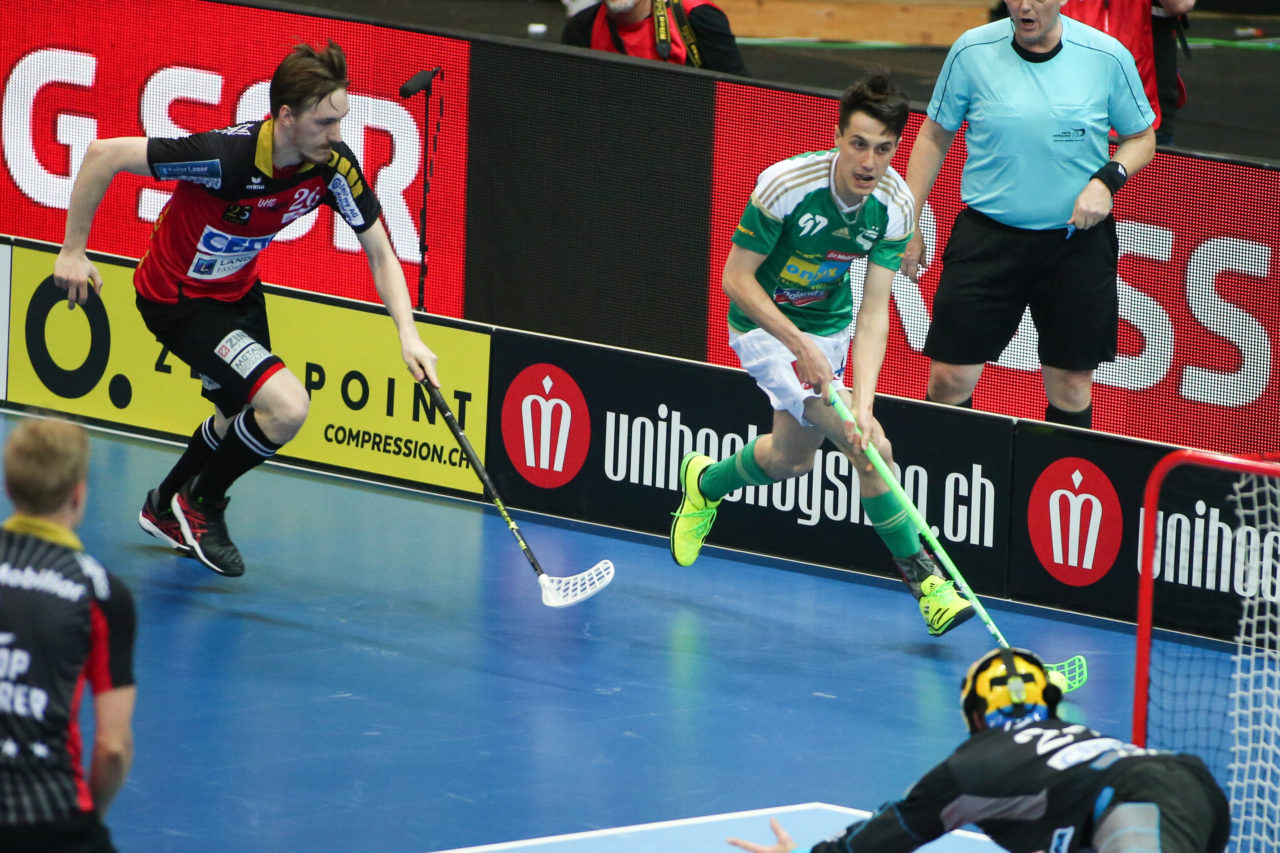 SWISS Arena (Kloten), 22.04.2017, Unihockey Herren Superfinal, SV Wiler-Ersigen - UHC Alligator Malans, Marco Rentsch (Nr. 97, SV Wiler-Ersigen)

(Severin Binkert, unihockey-fotos.ch)

Copyright: Severin Binkert, unihockey-fotos.ch – Dieses Bild wurde durch swiss unihockey lizenziert und darf ausschliesslich auf den Online-Kanälen von swiss unihockey verwendet werden. Die redaktionelle oder kommerzielle Nutzung durch Dritte (Medien, Vereine, Unternehmen oder Privatpersonen) per Download von diesem flickr-Account ist ausgeschlossen. Das Bild kann bei Interesse via unihockey-fotos.ch kostenpflichtig lizenziert werden. unihockey-fotos.ch behält sich vor, fehlbaren Medien, Vereinen, Unternehmen oder Privatpersonen Bilder mit einem Zuschlag in Rechnung zu stellen.