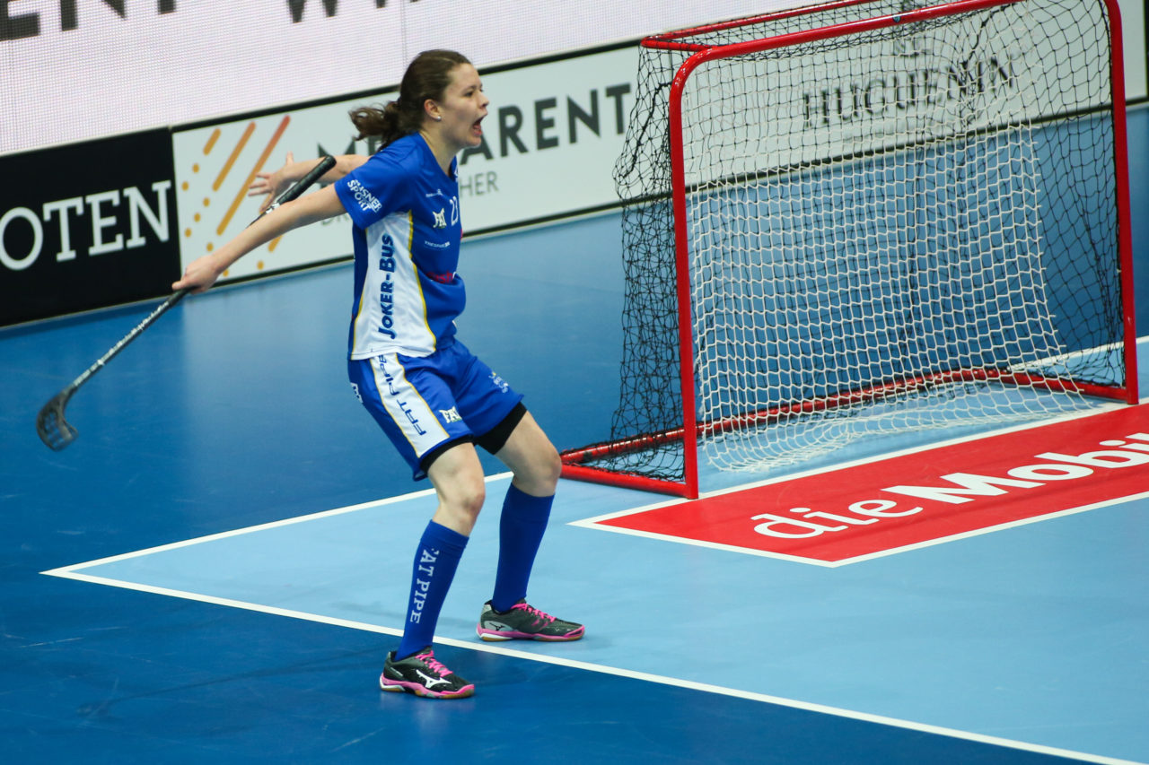 SWISS Arena (Kloten), 22.04.2017, Unihockey Damen Superfinal, UHC Dietlikon - piranha chur, Isabelle Gerig (Nr. 23, UHC Dietlikon)

(Severin Binkert, unihockey-fotos.ch)

Copyright: Severin Binkert, unihockey-fotos.ch – Dieses Bild wurde durch swiss unihockey lizenziert und darf ausschliesslich auf den Online-Kanälen von swiss unihockey verwendet werden. Die redaktionelle oder kommerzielle Nutzung durch Dritte (Medien, Vereine, Unternehmen oder Privatpersonen) per Download von diesem flickr-Account ist ausgeschlossen. Das Bild kann bei Interesse via unihockey-fotos.ch kostenpflichtig lizenziert werden. unihockey-fotos.ch behält sich vor, fehlbaren Medien, Vereinen, Unternehmen oder Privatpersonen Bilder mit einem Zuschlag in Rechnung zu stellen.
