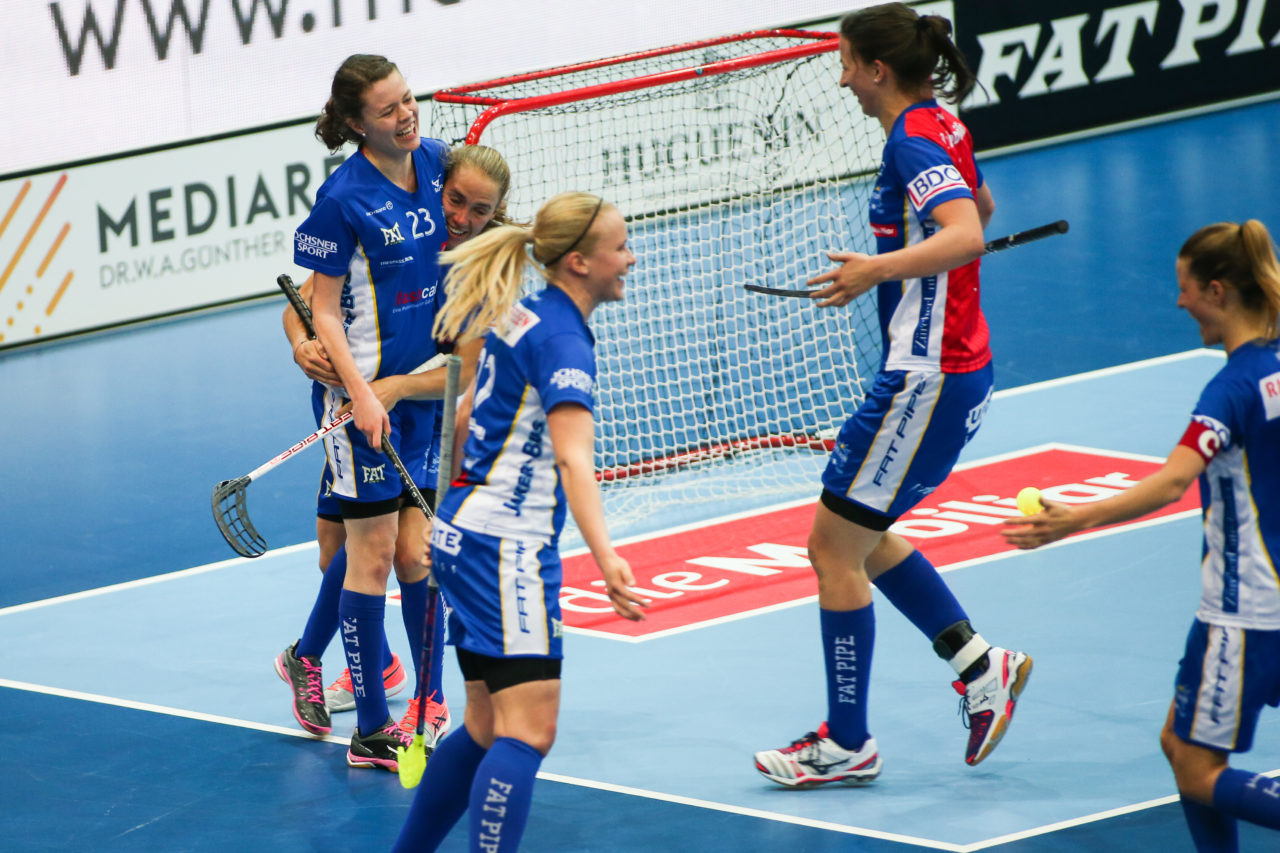 SWISS Arena (Kloten), 22.04.2017, Unihockey Damen Superfinal, UHC Dietlikon - piranha chur, Isabelle Gerig (Nr. 23, UHC Dietlikon)

(Severin Binkert, unihockey-fotos.ch)

Copyright: Severin Binkert, unihockey-fotos.ch – Dieses Bild wurde durch swiss unihockey lizenziert und darf ausschliesslich auf den Online-Kanälen von swiss unihockey verwendet werden. Die redaktionelle oder kommerzielle Nutzung durch Dritte (Medien, Vereine, Unternehmen oder Privatpersonen) per Download von diesem flickr-Account ist ausgeschlossen. Das Bild kann bei Interesse via unihockey-fotos.ch kostenpflichtig lizenziert werden. unihockey-fotos.ch behält sich vor, fehlbaren Medien, Vereinen, Unternehmen oder Privatpersonen Bilder mit einem Zuschlag in Rechnung zu stellen.
