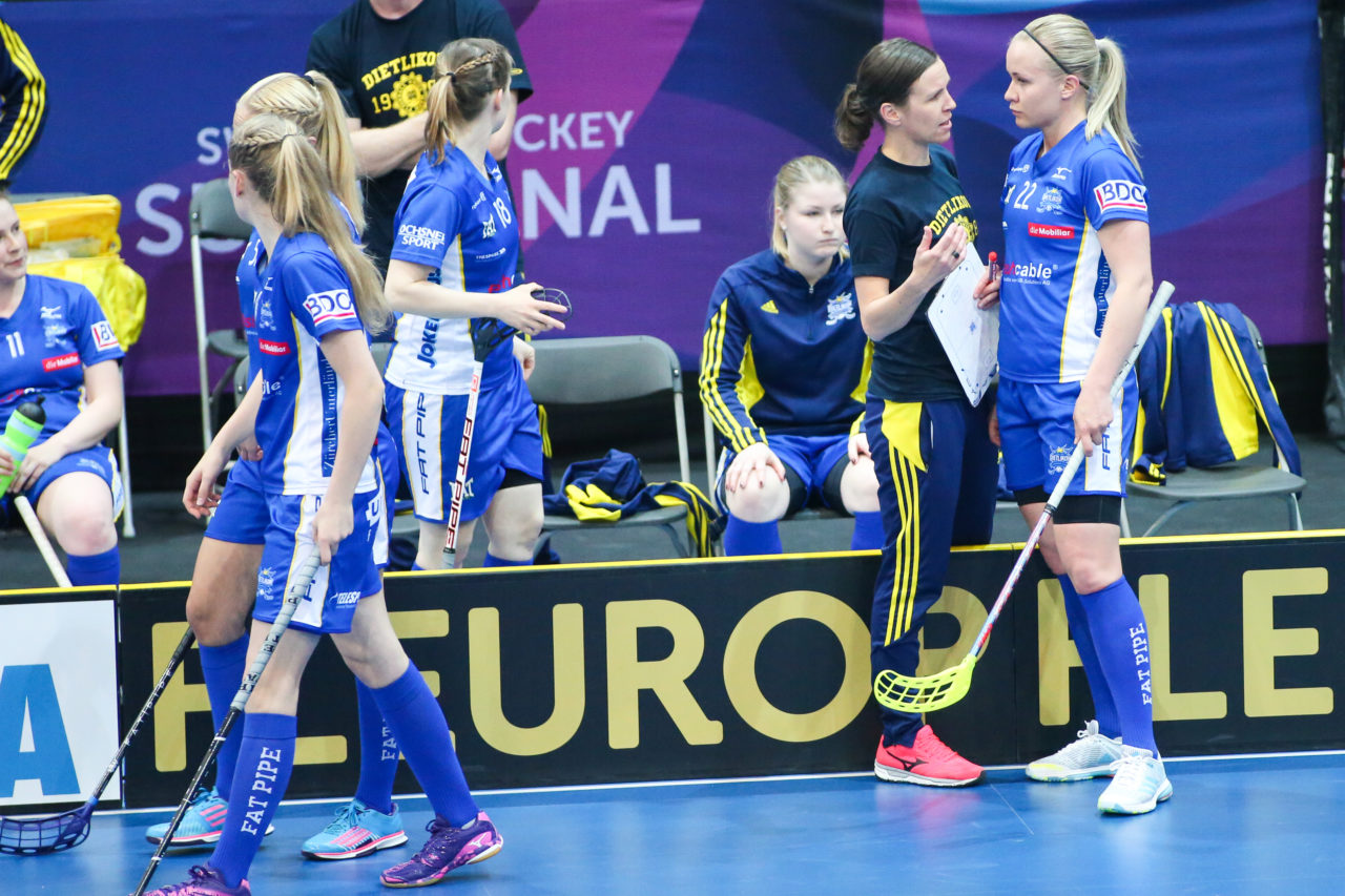 SWISS Arena (Kloten), 22.04.2017, Unihockey Damen Superfinal, UHC Dietlikon - piranha chur, Simone Berner (UHC Dietlikon) und Laura Mertsalmi (Nr. 22, UHC Dietlikon)

(Severin Binkert, unihockey-fotos.ch)

Copyright: Severin Binkert, unihockey-fotos.ch – Dieses Bild wurde durch swiss unihockey lizenziert und darf ausschliesslich auf den Online-Kanälen von swiss unihockey verwendet werden. Die redaktionelle oder kommerzielle Nutzung durch Dritte (Medien, Vereine, Unternehmen oder Privatpersonen) per Download von diesem flickr-Account ist ausgeschlossen. Das Bild kann bei Interesse via unihockey-fotos.ch kostenpflichtig lizenziert werden. unihockey-fotos.ch behält sich vor, fehlbaren Medien, Vereinen, Unternehmen oder Privatpersonen Bilder mit einem Zuschlag in Rechnung zu stellen.