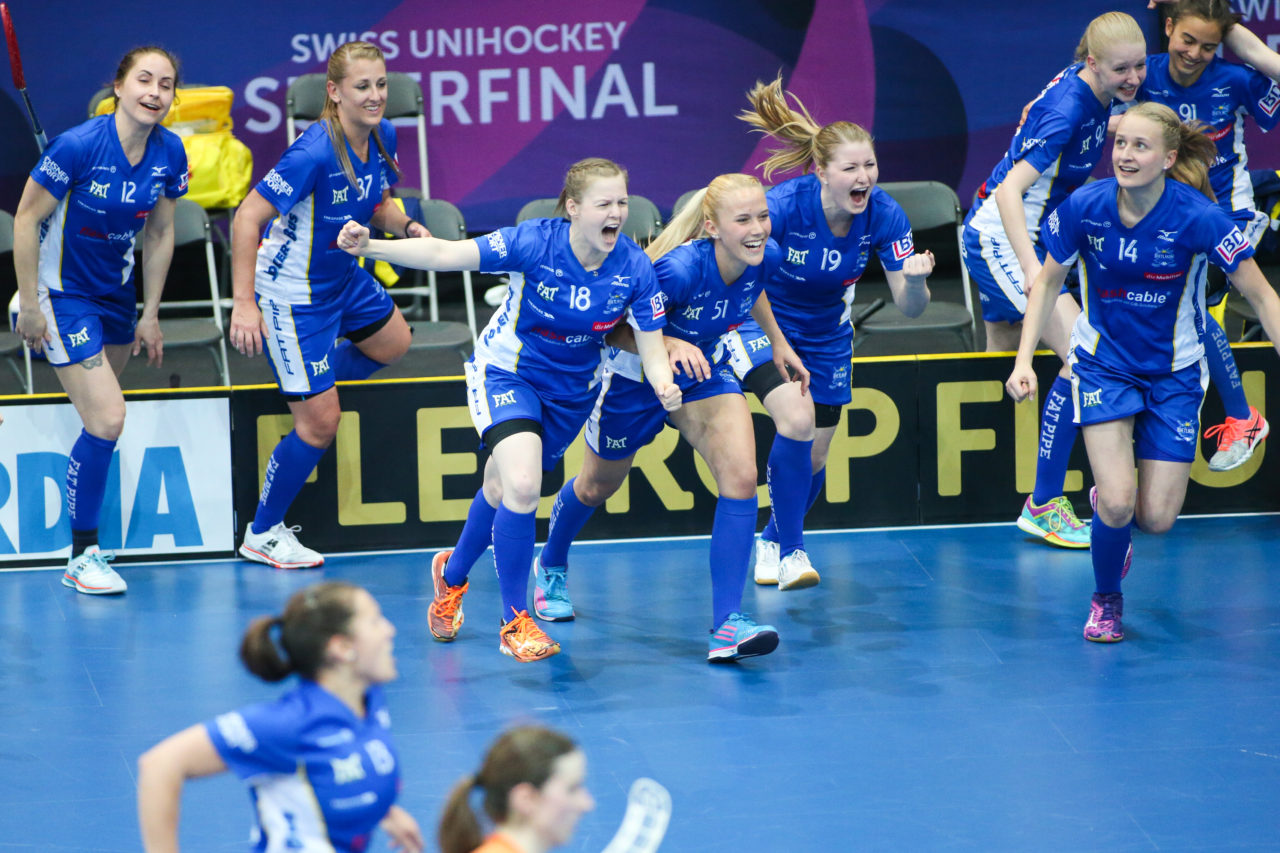 SWISS Arena (Kloten), 22.04.2017, Unihockey Damen Superfinal, UHC Dietlikon - piranha chur

(Severin Binkert, unihockey-fotos.ch)

Copyright: Severin Binkert, unihockey-fotos.ch – Dieses Bild wurde durch swiss unihockey lizenziert und darf ausschliesslich auf den Online-Kanälen von swiss unihockey verwendet werden. Die redaktionelle oder kommerzielle Nutzung durch Dritte (Medien, Vereine, Unternehmen oder Privatpersonen) per Download von diesem flickr-Account ist ausgeschlossen. Das Bild kann bei Interesse via unihockey-fotos.ch kostenpflichtig lizenziert werden. unihockey-fotos.ch behält sich vor, fehlbaren Medien, Vereinen, Unternehmen oder Privatpersonen Bilder mit einem Zuschlag in Rechnung zu stellen.