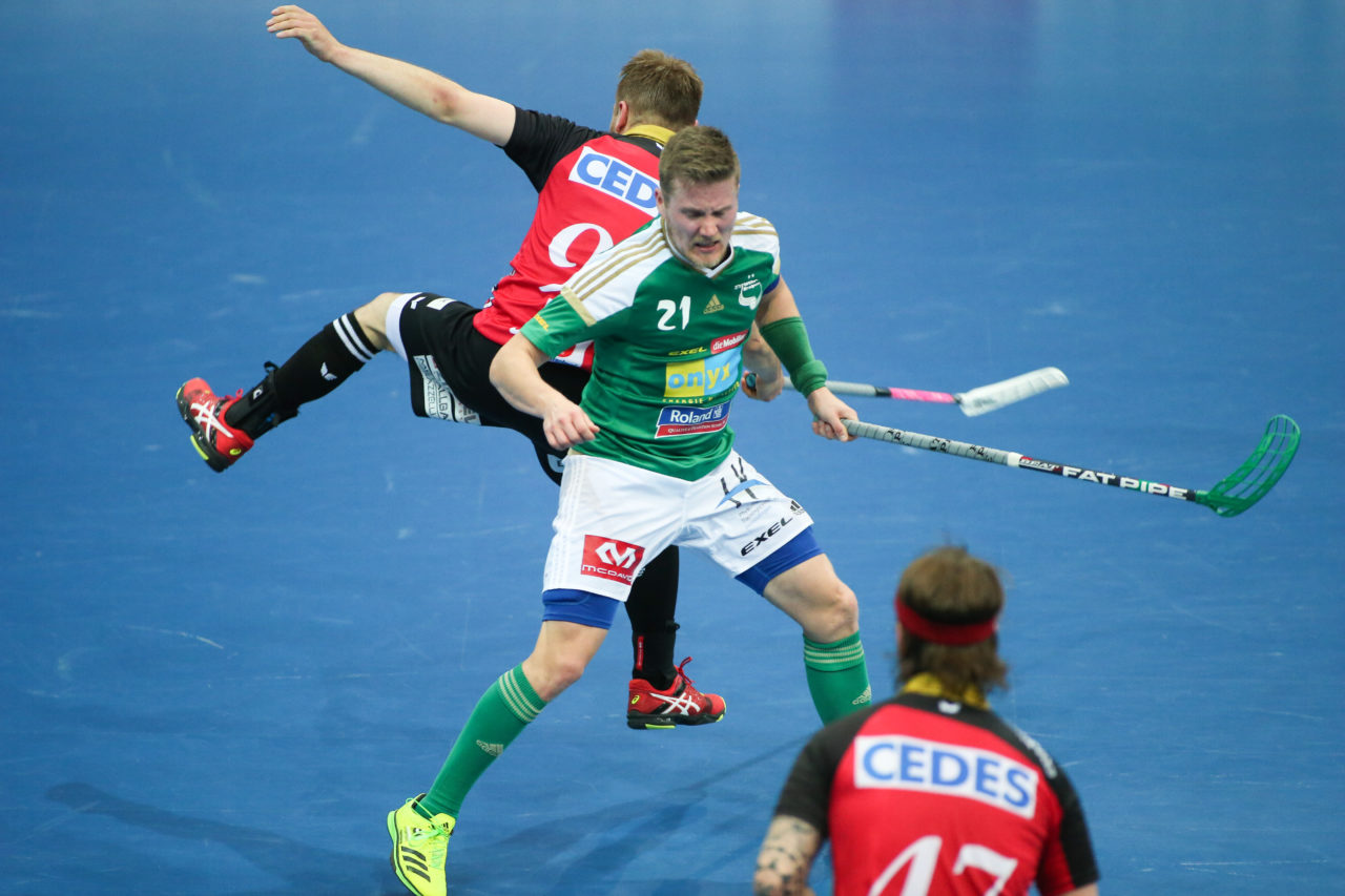 SWISS Arena (Kloten), 22.04.2017, Unihockey Herren Superfinal, SV Wiler-Ersigen - UHC Alligator Malans, Tatu Väänänen (Nr. 21, SV Wiler-Ersigen)

(Severin Binkert, unihockey-fotos.ch)

Copyright: Severin Binkert, unihockey-fotos.ch – Dieses Bild wurde durch swiss unihockey lizenziert und darf ausschliesslich auf den Online-Kanälen von swiss unihockey verwendet werden. Die redaktionelle oder kommerzielle Nutzung durch Dritte (Medien, Vereine, Unternehmen oder Privatpersonen) per Download von diesem flickr-Account ist ausgeschlossen. Das Bild kann bei Interesse via unihockey-fotos.ch kostenpflichtig lizenziert werden. unihockey-fotos.ch behält sich vor, fehlbaren Medien, Vereinen, Unternehmen oder Privatpersonen Bilder mit einem Zuschlag in Rechnung zu stellen.