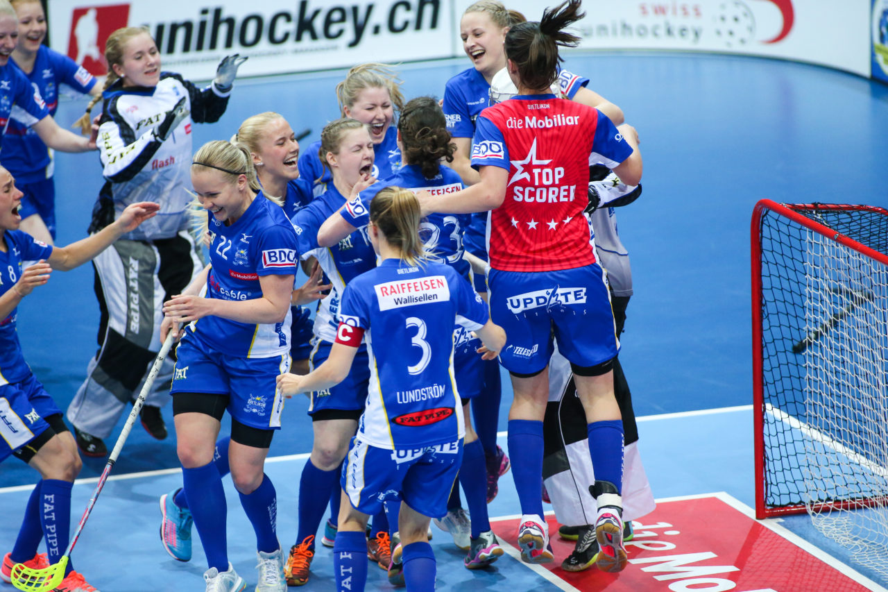 SWISS Arena (Kloten), 22.04.2017, Unihockey Damen Superfinal, UHC Dietlikon - piranha chur

(Severin Binkert, unihockey-fotos.ch)

Copyright: Severin Binkert, unihockey-fotos.ch – Dieses Bild wurde durch swiss unihockey lizenziert und darf ausschliesslich auf den Online-Kanälen von swiss unihockey verwendet werden. Die redaktionelle oder kommerzielle Nutzung durch Dritte (Medien, Vereine, Unternehmen oder Privatpersonen) per Download von diesem flickr-Account ist ausgeschlossen. Das Bild kann bei Interesse via unihockey-fotos.ch kostenpflichtig lizenziert werden. unihockey-fotos.ch behält sich vor, fehlbaren Medien, Vereinen, Unternehmen oder Privatpersonen Bilder mit einem Zuschlag in Rechnung zu stellen.