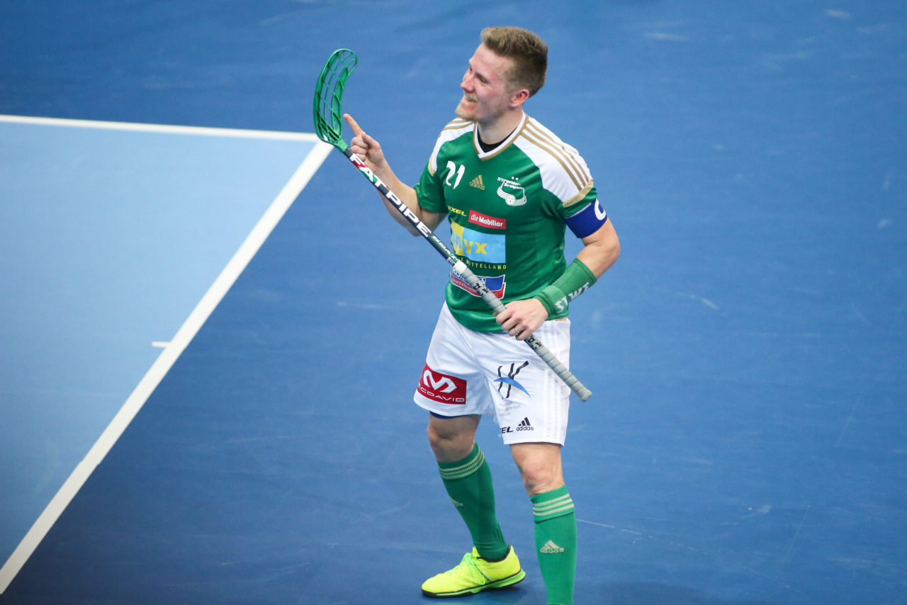 SWISS Arena (Kloten), 22.04.2017, Unihockey Herren Superfinal, SV Wiler-Ersigen - UHC Alligator Malans, Tatu Väänänen (Nr. 21, SV Wiler-Ersigen)

(Severin Binkert, unihockey-fotos.ch)

Copyright: Severin Binkert, unihockey-fotos.ch – Dieses Bild wurde durch swiss unihockey lizenziert und darf ausschliesslich auf den Online-Kanälen von swiss unihockey verwendet werden. Die redaktionelle oder kommerzielle Nutzung durch Dritte (Medien, Vereine, Unternehmen oder Privatpersonen) per Download von diesem flickr-Account ist ausgeschlossen. Das Bild kann bei Interesse via unihockey-fotos.ch kostenpflichtig lizenziert werden. unihockey-fotos.ch behält sich vor, fehlbaren Medien, Vereinen, Unternehmen oder Privatpersonen Bilder mit einem Zuschlag in Rechnung zu stellen.