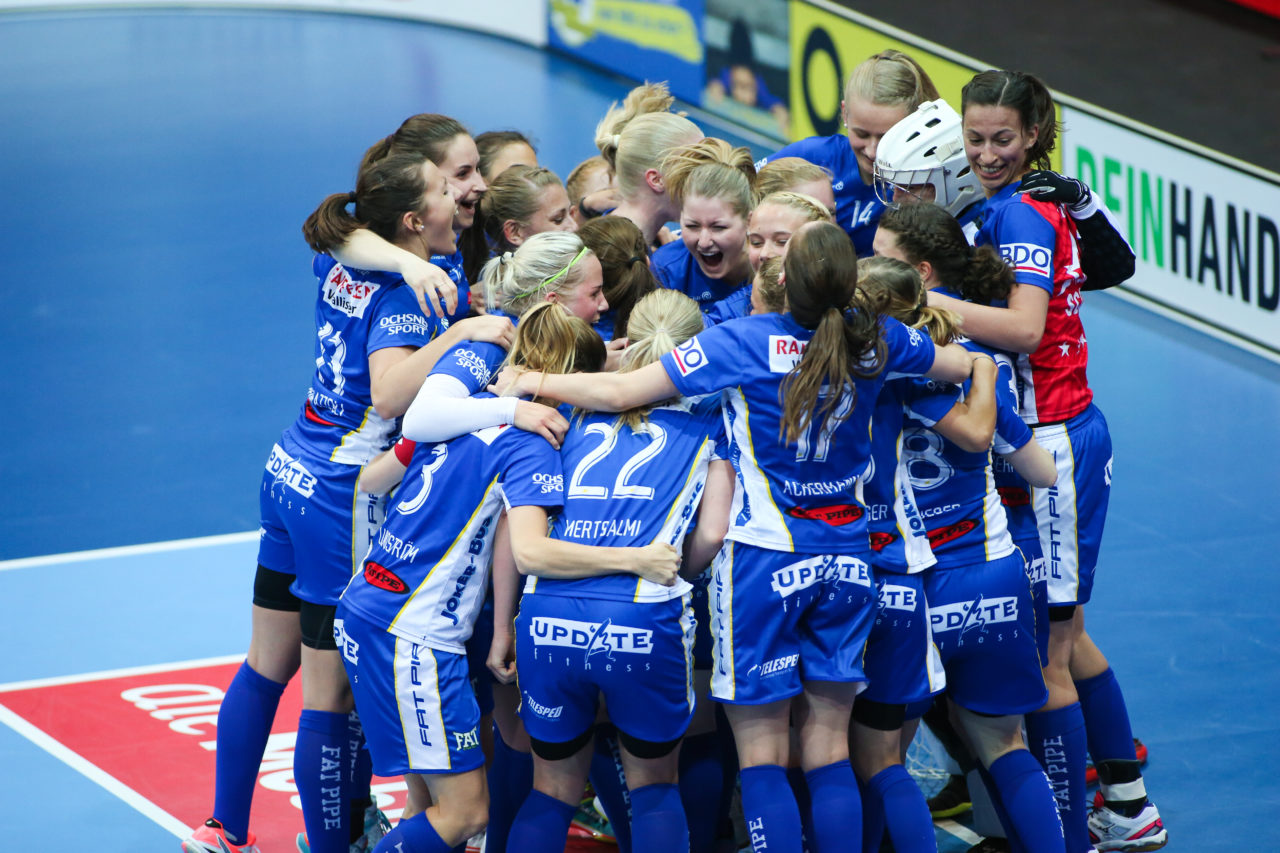 SWISS Arena (Kloten), 22.04.2017, Unihockey Damen Superfinal, UHC Dietlikon - piranha chur

(Severin Binkert, unihockey-fotos.ch)

Copyright: Severin Binkert, unihockey-fotos.ch – Dieses Bild wurde durch swiss unihockey lizenziert und darf ausschliesslich auf den Online-Kanälen von swiss unihockey verwendet werden. Die redaktionelle oder kommerzielle Nutzung durch Dritte (Medien, Vereine, Unternehmen oder Privatpersonen) per Download von diesem flickr-Account ist ausgeschlossen. Das Bild kann bei Interesse via unihockey-fotos.ch kostenpflichtig lizenziert werden. unihockey-fotos.ch behält sich vor, fehlbaren Medien, Vereinen, Unternehmen oder Privatpersonen Bilder mit einem Zuschlag in Rechnung zu stellen.