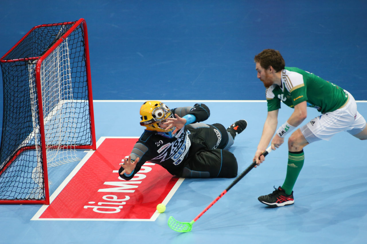 SWISS Arena (Kloten), 22.04.2017, Unihockey Herren Superfinal, SV Wiler-Ersigen - UHC Alligator Malans, Martin Hitz (Nr. 29, UHC Alligator Malans) und Patrick Mendelin (Nr. 50, SV Wiler-Ersigen)

(Severin Binkert, unihockey-fotos.ch)

Copyright: Severin Binkert, unihockey-fotos.ch – Dieses Bild wurde durch swiss unihockey lizenziert und darf ausschliesslich auf den Online-Kanälen von swiss unihockey verwendet werden. Die redaktionelle oder kommerzielle Nutzung durch Dritte (Medien, Vereine, Unternehmen oder Privatpersonen) per Download von diesem flickr-Account ist ausgeschlossen. Das Bild kann bei Interesse via unihockey-fotos.ch kostenpflichtig lizenziert werden. unihockey-fotos.ch behält sich vor, fehlbaren Medien, Vereinen, Unternehmen oder Privatpersonen Bilder mit einem Zuschlag in Rechnung zu stellen.