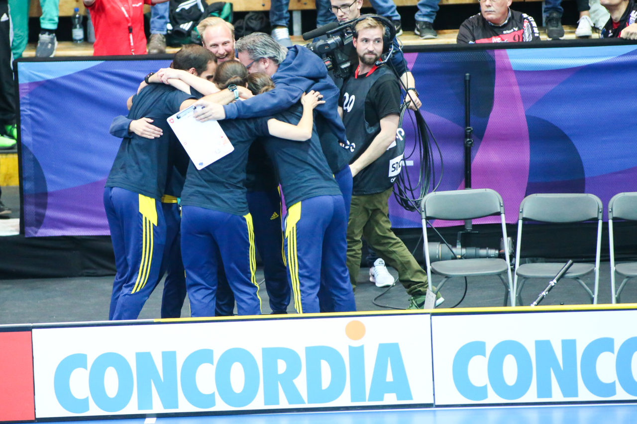 SWISS Arena (Kloten), 22.04.2017, Unihockey Damen Superfinal, UHC Dietlikon - piranha chur, Dietliker Trainer-Staff

(Severin Binkert, unihockey-fotos.ch)

Copyright: Severin Binkert, unihockey-fotos.ch – Dieses Bild wurde durch swiss unihockey lizenziert und darf ausschliesslich auf den Online-Kanälen von swiss unihockey verwendet werden. Die redaktionelle oder kommerzielle Nutzung durch Dritte (Medien, Vereine, Unternehmen oder Privatpersonen) per Download von diesem flickr-Account ist ausgeschlossen. Das Bild kann bei Interesse via unihockey-fotos.ch kostenpflichtig lizenziert werden. unihockey-fotos.ch behält sich vor, fehlbaren Medien, Vereinen, Unternehmen oder Privatpersonen Bilder mit einem Zuschlag in Rechnung zu stellen.