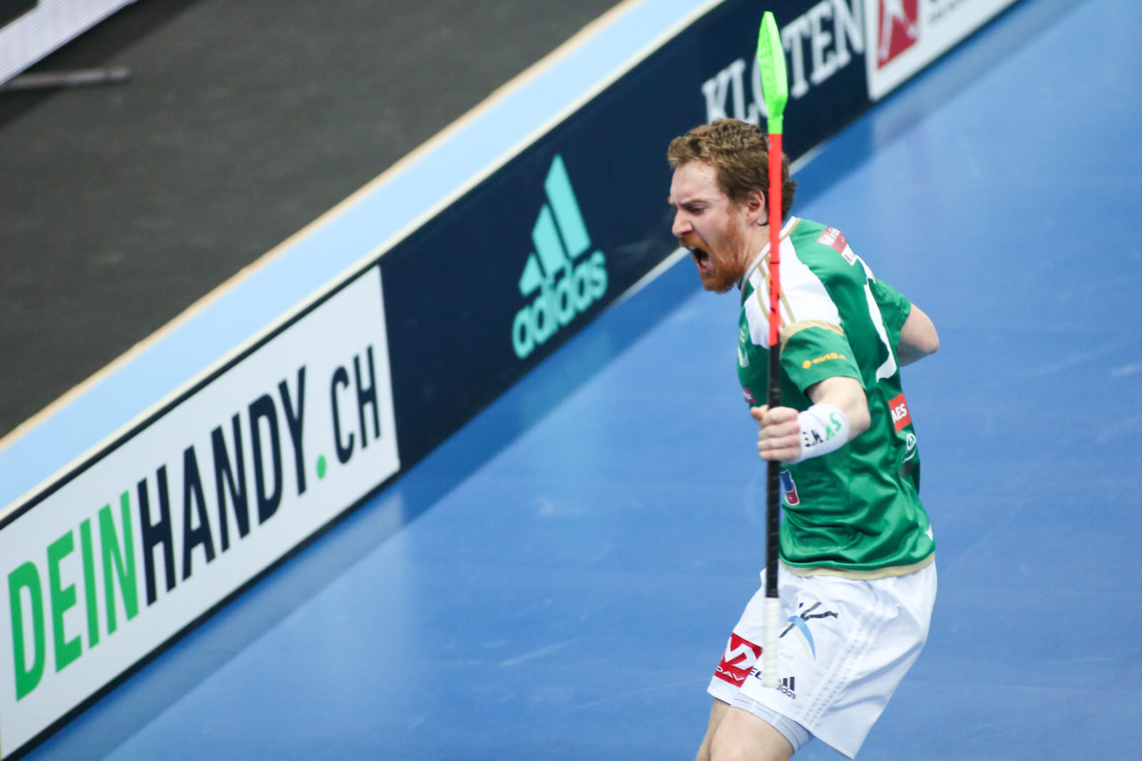 SWISS Arena (Kloten), 22.04.2017, Unihockey Herren Superfinal, SV Wiler-Ersigen - UHC Alligator Malans, Patrick Mendelin (Nr. 50, SV Wiler-Ersigen)

(Severin Binkert, unihockey-fotos.ch)

Copyright: Severin Binkert, unihockey-fotos.ch – Dieses Bild wurde durch swiss unihockey lizenziert und darf ausschliesslich auf den Online-Kanälen von swiss unihockey verwendet werden. Die redaktionelle oder kommerzielle Nutzung durch Dritte (Medien, Vereine, Unternehmen oder Privatpersonen) per Download von diesem flickr-Account ist ausgeschlossen. Das Bild kann bei Interesse via unihockey-fotos.ch kostenpflichtig lizenziert werden. unihockey-fotos.ch behält sich vor, fehlbaren Medien, Vereinen, Unternehmen oder Privatpersonen Bilder mit einem Zuschlag in Rechnung zu stellen.