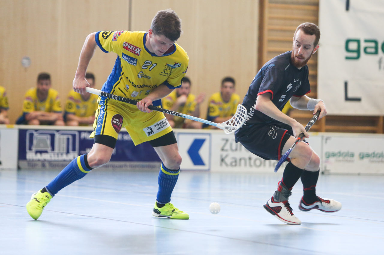 Kirchwiess (Egg), 02.04.2017, Unihockey Herren NLB/1.Liga, UHC Pfannenstiel Egg - UHT Schüpbach, Michael Fankhauser (Nr. 21, UHT Schüpbach) und Dominic Hottinger (Nr. 9, UHC Pfannenstiel Egg)

(Severin Binkert, unihockey-fotos.ch)

Copyright: Severin Binkert, unihockey-fotos.ch – Dieses Bild wurde durch swiss unihockey lizenziert und darf ausschliesslich auf den Online-Kanälen von swiss unihockey verwendet werden. Die redaktionelle oder kommerzielle Nutzung durch Dritte (Medien, Vereine, Unternehmen oder Privatpersonen) per Download von diesem flickr-Account ist ausgeschlossen. Das Bild kann bei Interesse via unihockey-fotos.ch kostenpflichtig lizenziert werden. unihockey-fotos.ch behält sich vor, fehlbaren Medien, Vereinen, Unternehmen oder Privatpersonen Bilder mit einem Zuschlag in Rechnung zu stellen.