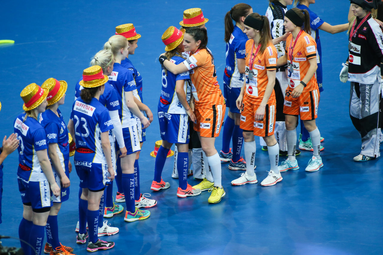 SWISS Arena (Kloten), 22.04.2017, Unihockey Damen Superfinal, UHC Dietlikon - piranha chur

(Severin Binkert, unihockey-fotos.ch)

Copyright: Severin Binkert, unihockey-fotos.ch – Dieses Bild wurde durch swiss unihockey lizenziert und darf ausschliesslich auf den Online-Kanälen von swiss unihockey verwendet werden. Die redaktionelle oder kommerzielle Nutzung durch Dritte (Medien, Vereine, Unternehmen oder Privatpersonen) per Download von diesem flickr-Account ist ausgeschlossen. Das Bild kann bei Interesse via unihockey-fotos.ch kostenpflichtig lizenziert werden. unihockey-fotos.ch behält sich vor, fehlbaren Medien, Vereinen, Unternehmen oder Privatpersonen Bilder mit einem Zuschlag in Rechnung zu stellen.