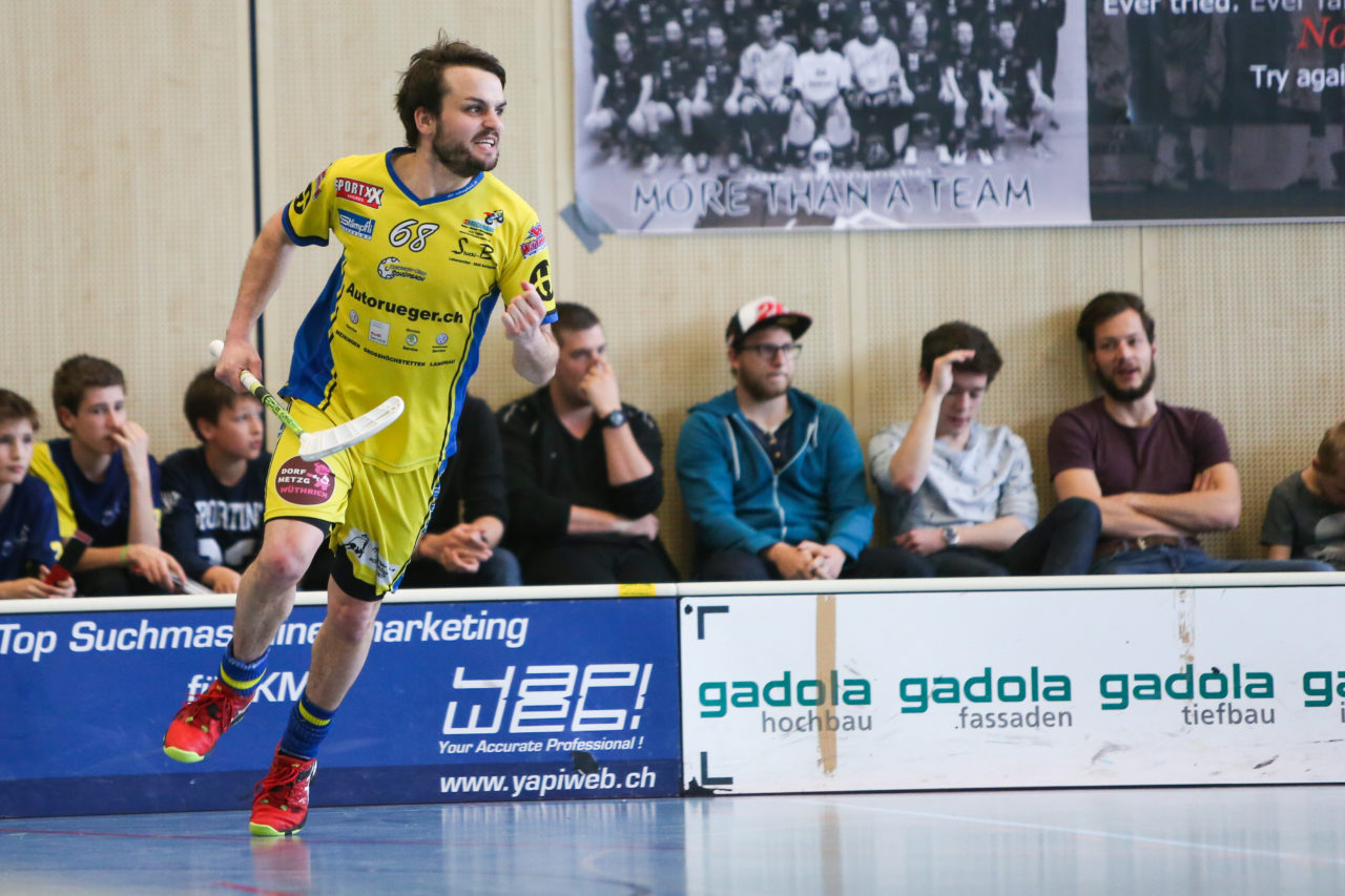 Kirchwiess (Egg), 02.04.2017, Unihockey Herren NLB/1.Liga, UHC Pfannenstiel Egg - UHT Schüpbach, Marcel Arm (Nr. 68, UHT Schüpbach)

(Severin Binkert, unihockey-fotos.ch)

Copyright: Severin Binkert, unihockey-fotos.ch – Dieses Bild wurde durch swiss unihockey lizenziert und darf ausschliesslich auf den Online-Kanälen von swiss unihockey verwendet werden. Die redaktionelle oder kommerzielle Nutzung durch Dritte (Medien, Vereine, Unternehmen oder Privatpersonen) per Download von diesem flickr-Account ist ausgeschlossen. Das Bild kann bei Interesse via unihockey-fotos.ch kostenpflichtig lizenziert werden. unihockey-fotos.ch behält sich vor, fehlbaren Medien, Vereinen, Unternehmen oder Privatpersonen Bilder mit einem Zuschlag in Rechnung zu stellen.