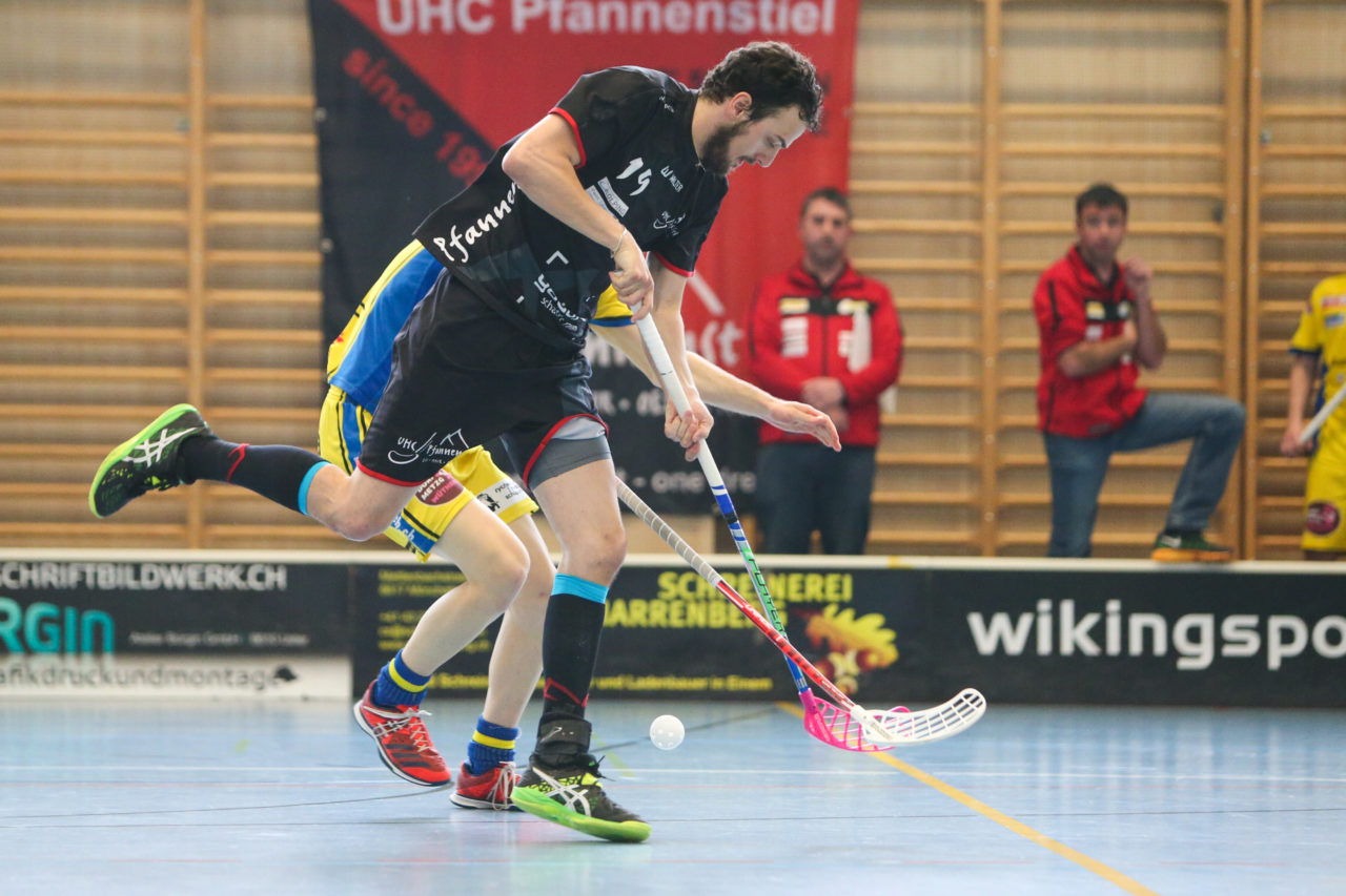 Kirchwiess (Egg), 02.04.2017, Unihockey Herren NLB/1.Liga, UHC Pfannenstiel Egg - UHT Schüpbach, Marco Carigiet (Nr. 19, UHC Pfannenstiel Egg)

(Severin Binkert, unihockey-fotos.ch)

Copyright: Severin Binkert, unihockey-fotos.ch – Dieses Bild wurde durch swiss unihockey lizenziert und darf ausschliesslich auf den Online-Kanälen von swiss unihockey verwendet werden. Die redaktionelle oder kommerzielle Nutzung durch Dritte (Medien, Vereine, Unternehmen oder Privatpersonen) per Download von diesem flickr-Account ist ausgeschlossen. Das Bild kann bei Interesse via unihockey-fotos.ch kostenpflichtig lizenziert werden. unihockey-fotos.ch behält sich vor, fehlbaren Medien, Vereinen, Unternehmen oder Privatpersonen Bilder mit einem Zuschlag in Rechnung zu stellen.