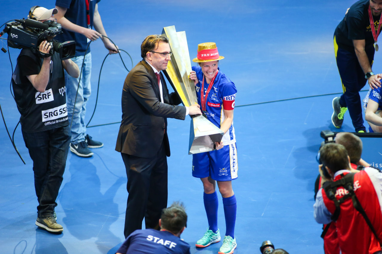 SWISS Arena (Kloten), 22.04.2017, Unihockey Damen Superfinal, UHC Dietlikon - piranha chur, Daniel Bareiss und Laura Mertsalmi (Nr. 22, UHC Dietlikon)

(Severin Binkert, unihockey-fotos.ch)

Copyright: Severin Binkert, unihockey-fotos.ch – Dieses Bild wurde durch swiss unihockey lizenziert und darf ausschliesslich auf den Online-Kanälen von swiss unihockey verwendet werden. Die redaktionelle oder kommerzielle Nutzung durch Dritte (Medien, Vereine, Unternehmen oder Privatpersonen) per Download von diesem flickr-Account ist ausgeschlossen. Das Bild kann bei Interesse via unihockey-fotos.ch kostenpflichtig lizenziert werden. unihockey-fotos.ch behält sich vor, fehlbaren Medien, Vereinen, Unternehmen oder Privatpersonen Bilder mit einem Zuschlag in Rechnung zu stellen.