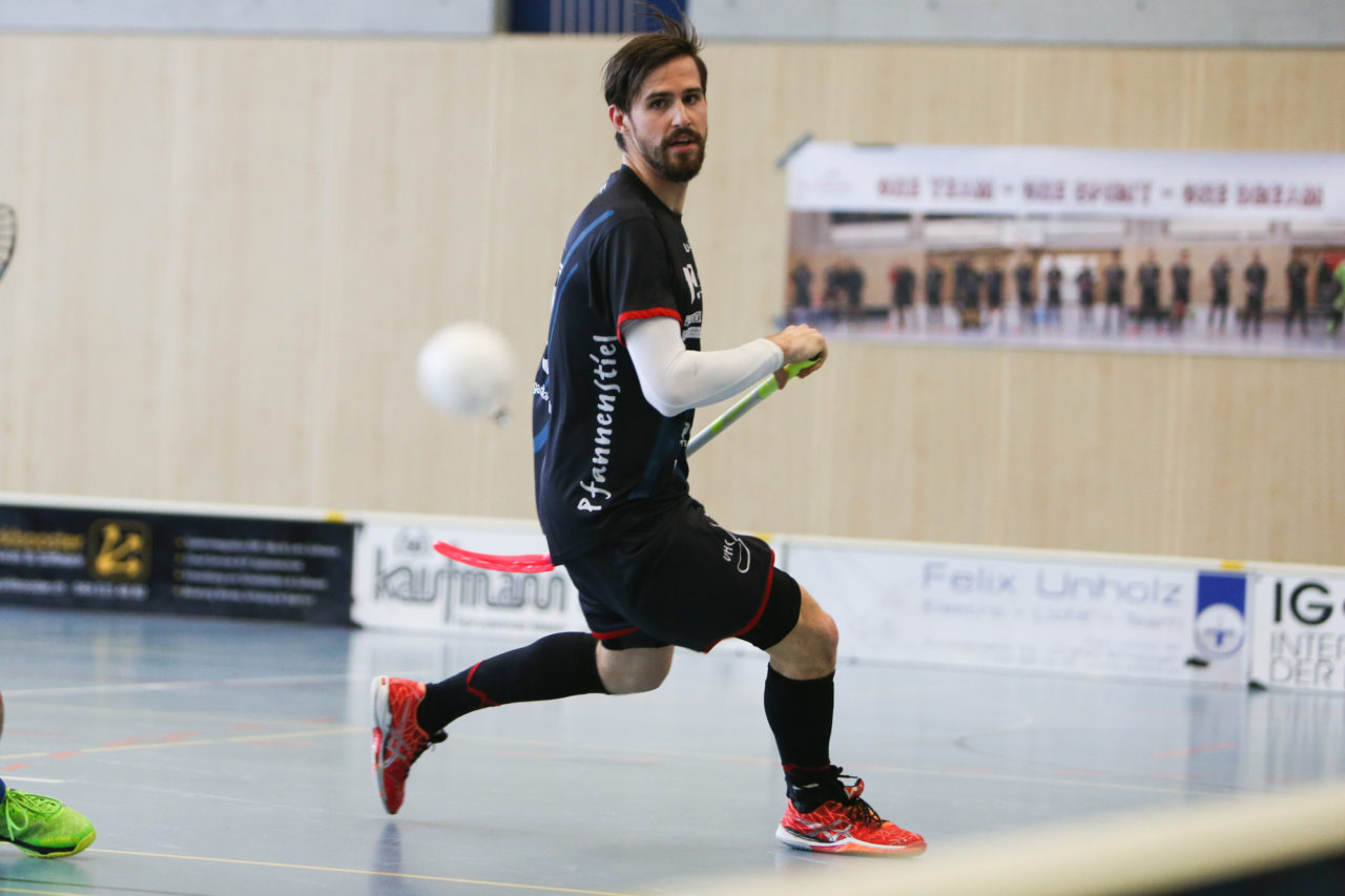 Kirchwiess (Egg), 02.04.2017, Unihockey Herren NLB/1.Liga, UHC Pfannenstiel Egg - UHT Schüpbach, Roman Weber (Nr. 13, UHC Pfannenstiel Egg)

(Severin Binkert, unihockey-fotos.ch)

Copyright: Severin Binkert, unihockey-fotos.ch – Dieses Bild wurde durch swiss unihockey lizenziert und darf ausschliesslich auf den Online-Kanälen von swiss unihockey verwendet werden. Die redaktionelle oder kommerzielle Nutzung durch Dritte (Medien, Vereine, Unternehmen oder Privatpersonen) per Download von diesem flickr-Account ist ausgeschlossen. Das Bild kann bei Interesse via unihockey-fotos.ch kostenpflichtig lizenziert werden. unihockey-fotos.ch behält sich vor, fehlbaren Medien, Vereinen, Unternehmen oder Privatpersonen Bilder mit einem Zuschlag in Rechnung zu stellen.