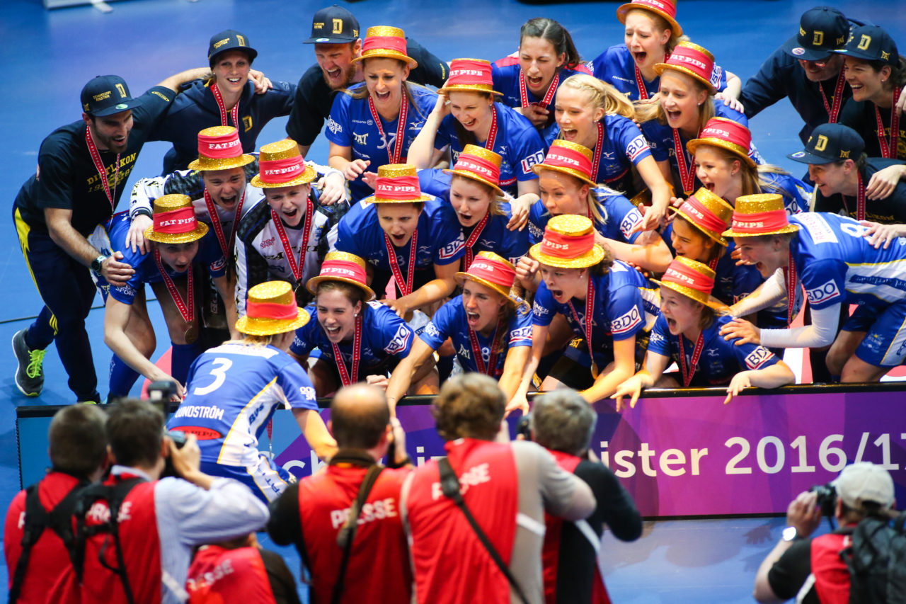 SWISS Arena (Kloten), 22.04.2017, Unihockey Damen Superfinal, UHC Dietlikon - piranha chur

(Severin Binkert, unihockey-fotos.ch)

Copyright: Severin Binkert, unihockey-fotos.ch – Dieses Bild wurde durch swiss unihockey lizenziert und darf ausschliesslich auf den Online-Kanälen von swiss unihockey verwendet werden. Die redaktionelle oder kommerzielle Nutzung durch Dritte (Medien, Vereine, Unternehmen oder Privatpersonen) per Download von diesem flickr-Account ist ausgeschlossen. Das Bild kann bei Interesse via unihockey-fotos.ch kostenpflichtig lizenziert werden. unihockey-fotos.ch behält sich vor, fehlbaren Medien, Vereinen, Unternehmen oder Privatpersonen Bilder mit einem Zuschlag in Rechnung zu stellen.