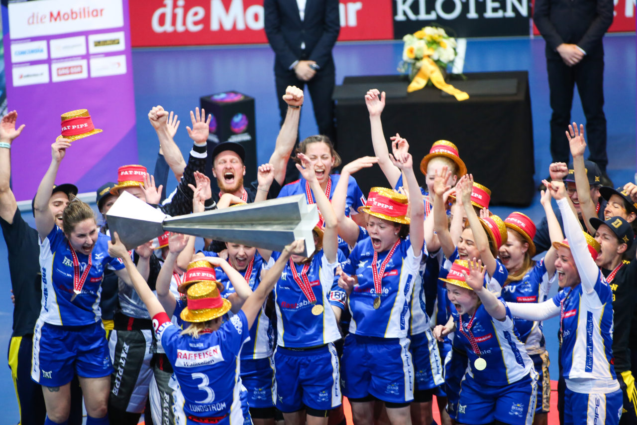SWISS Arena (Kloten), 22.04.2017, Unihockey Damen Superfinal, UHC Dietlikon - piranha chur

(Severin Binkert, unihockey-fotos.ch)

Copyright: Severin Binkert, unihockey-fotos.ch – Dieses Bild wurde durch swiss unihockey lizenziert und darf ausschliesslich auf den Online-Kanälen von swiss unihockey verwendet werden. Die redaktionelle oder kommerzielle Nutzung durch Dritte (Medien, Vereine, Unternehmen oder Privatpersonen) per Download von diesem flickr-Account ist ausgeschlossen. Das Bild kann bei Interesse via unihockey-fotos.ch kostenpflichtig lizenziert werden. unihockey-fotos.ch behält sich vor, fehlbaren Medien, Vereinen, Unternehmen oder Privatpersonen Bilder mit einem Zuschlag in Rechnung zu stellen.