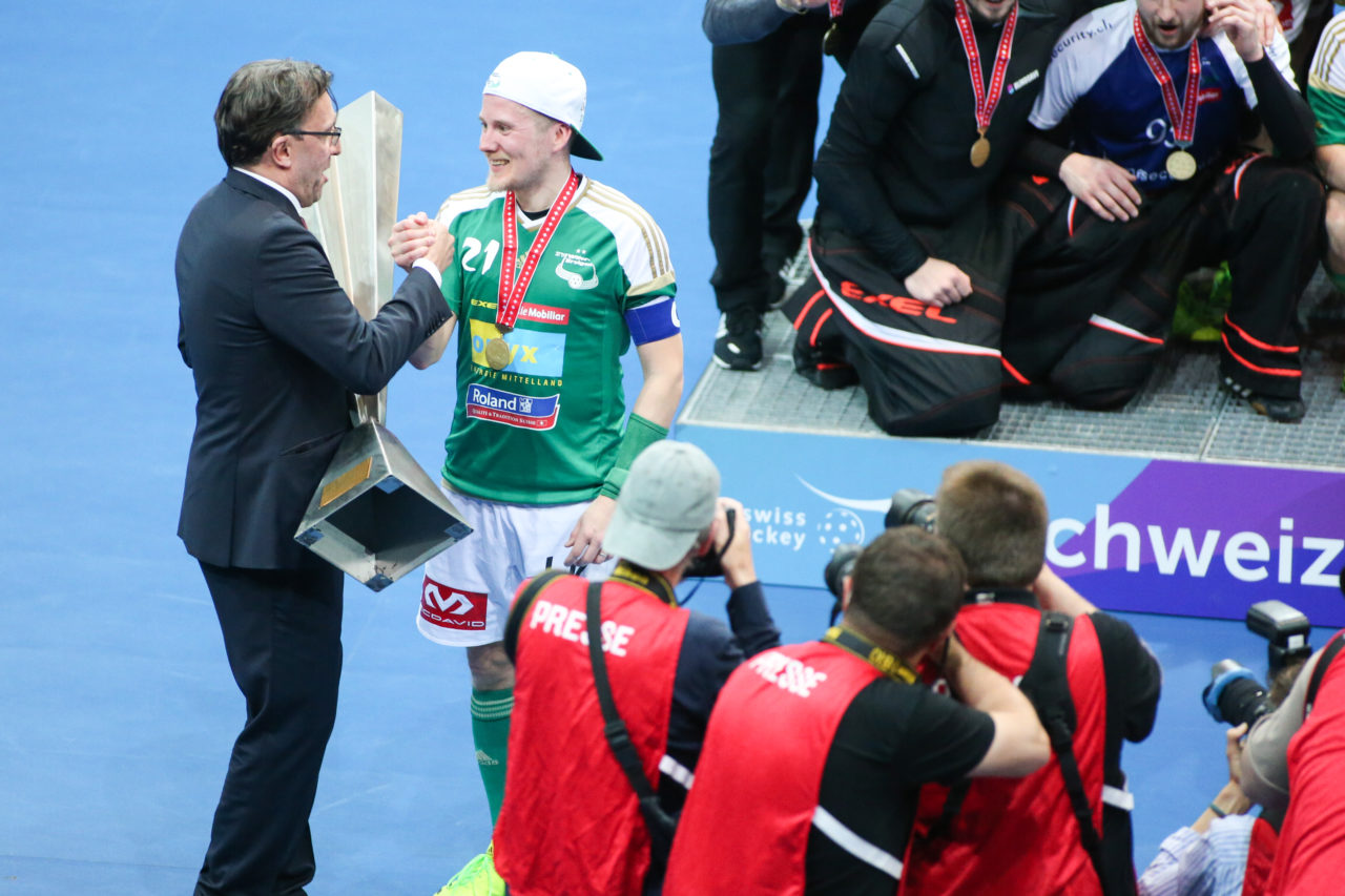 SWISS Arena (Kloten), 22.04.2017, Unihockey Herren Superfinal, SV Wiler-Ersigen - UHC Alligator Malans, Daniel Bareiss und Tatu Väänänen (Nr. 21, SV Wiler-Ersigen)

(Severin Binkert, unihockey-fotos.ch)

Copyright: Severin Binkert, unihockey-fotos.ch – Dieses Bild wurde durch swiss unihockey lizenziert und darf ausschliesslich auf den Online-Kanälen von swiss unihockey verwendet werden. Die redaktionelle oder kommerzielle Nutzung durch Dritte (Medien, Vereine, Unternehmen oder Privatpersonen) per Download von diesem flickr-Account ist ausgeschlossen. Das Bild kann bei Interesse via unihockey-fotos.ch kostenpflichtig lizenziert werden. unihockey-fotos.ch behält sich vor, fehlbaren Medien, Vereinen, Unternehmen oder Privatpersonen Bilder mit einem Zuschlag in Rechnung zu stellen.