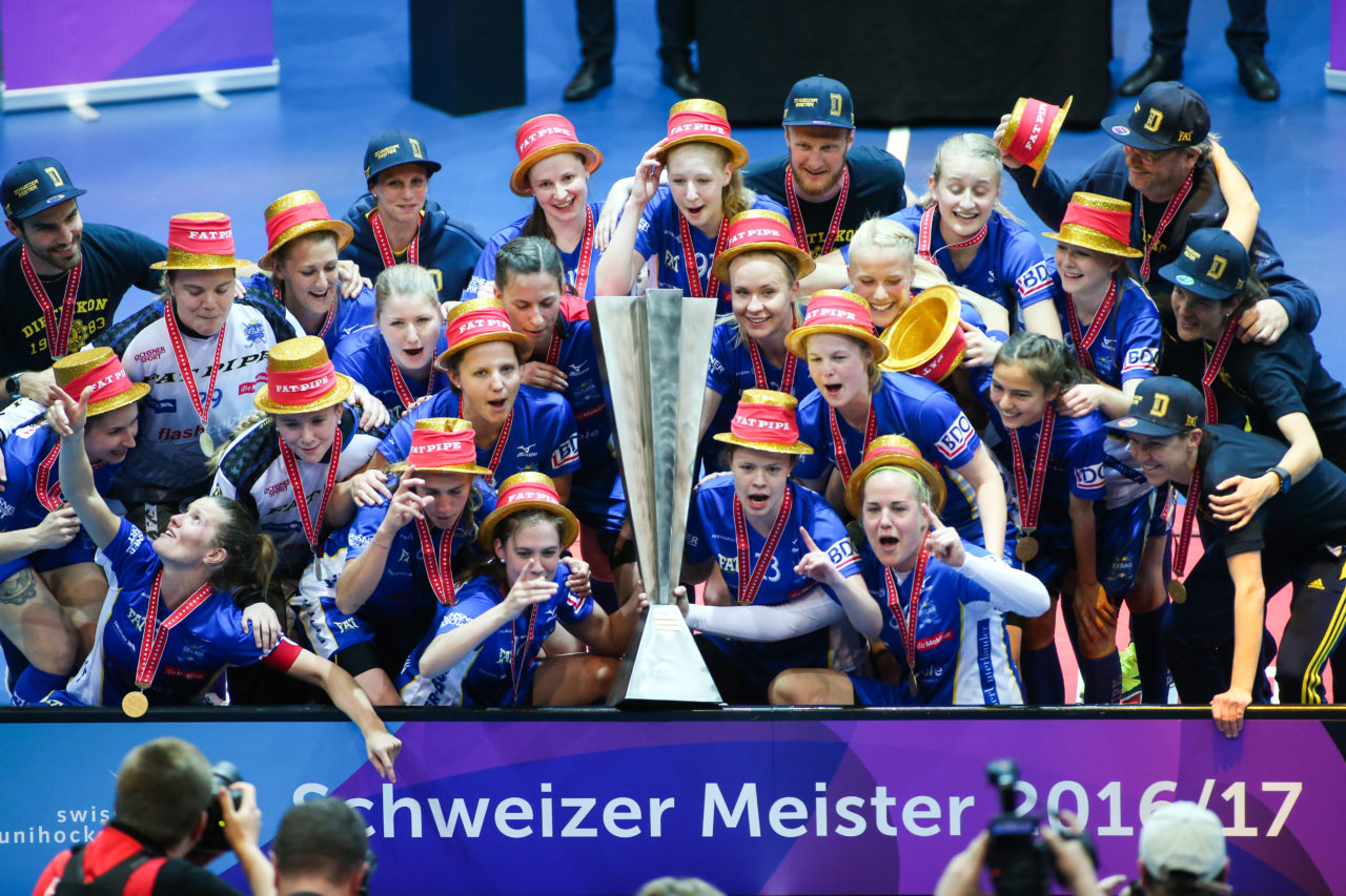 SWISS Arena (Kloten), 22.04.2017, Unihockey Damen Superfinal, UHC Dietlikon - piranha chur

(Severin Binkert, unihockey-fotos.ch)

Copyright: Severin Binkert, unihockey-fotos.ch – Dieses Bild wurde durch swiss unihockey lizenziert und darf ausschliesslich auf den Online-Kanälen von swiss unihockey verwendet werden. Die redaktionelle oder kommerzielle Nutzung durch Dritte (Medien, Vereine, Unternehmen oder Privatpersonen) per Download von diesem flickr-Account ist ausgeschlossen. Das Bild kann bei Interesse via unihockey-fotos.ch kostenpflichtig lizenziert werden. unihockey-fotos.ch behält sich vor, fehlbaren Medien, Vereinen, Unternehmen oder Privatpersonen Bilder mit einem Zuschlag in Rechnung zu stellen.