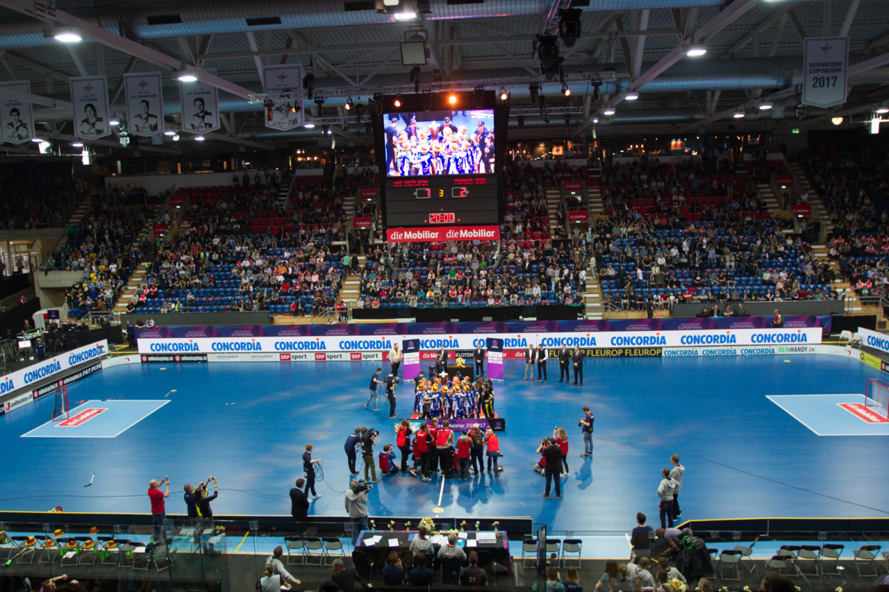 SWISS Arena (Kloten), 22.04.2017, Unihockey Damen Superfinal, UHC Dietlikon - piranha chur, SWISS Arena

(Severin Binkert, unihockey-fotos.ch)

Copyright: Severin Binkert, unihockey-fotos.ch – Dieses Bild wurde durch swiss unihockey lizenziert und darf ausschliesslich auf den Online-Kanälen von swiss unihockey verwendet werden. Die redaktionelle oder kommerzielle Nutzung durch Dritte (Medien, Vereine, Unternehmen oder Privatpersonen) per Download von diesem flickr-Account ist ausgeschlossen. Das Bild kann bei Interesse via unihockey-fotos.ch kostenpflichtig lizenziert werden. unihockey-fotos.ch behält sich vor, fehlbaren Medien, Vereinen, Unternehmen oder Privatpersonen Bilder mit einem Zuschlag in Rechnung zu stellen.