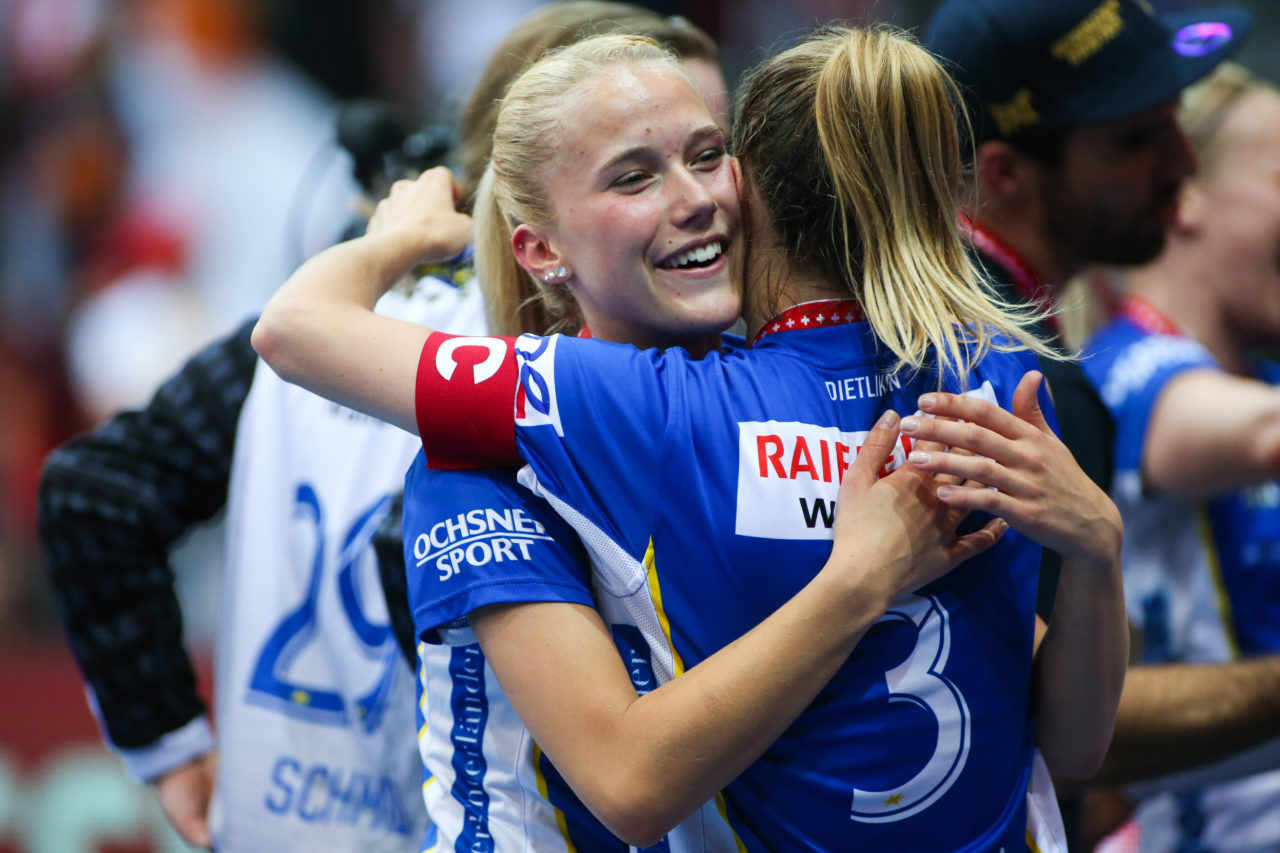 SWISS Arena (Kloten), 22.04.2017, Unihockey Damen Superfinal, UHC Dietlikon - piranha chur, Seraina Zwissler (Nr. 51, UHC Dietlikon)

(Severin Binkert, unihockey-fotos.ch)

Copyright: Severin Binkert, unihockey-fotos.ch – Dieses Bild wurde durch swiss unihockey lizenziert und darf ausschliesslich auf den Online-Kanälen von swiss unihockey verwendet werden. Die redaktionelle oder kommerzielle Nutzung durch Dritte (Medien, Vereine, Unternehmen oder Privatpersonen) per Download von diesem flickr-Account ist ausgeschlossen. Das Bild kann bei Interesse via unihockey-fotos.ch kostenpflichtig lizenziert werden. unihockey-fotos.ch behält sich vor, fehlbaren Medien, Vereinen, Unternehmen oder Privatpersonen Bilder mit einem Zuschlag in Rechnung zu stellen.