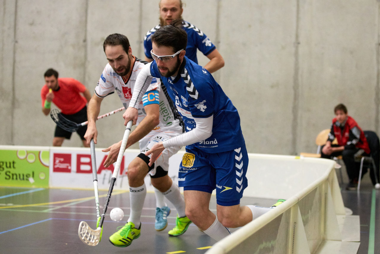 Zug United Herren NLB Aufstiegsspiele NLB/NLA   
UHC Grünenmatt Sumiswald - Zug United Resultat 3 : 5 
am 2. April 2017 im Forum Sumiswald 
Bild: Michael Peter 
Zug United gewinnt die Aufstiegsspiele mit vier Siegen und steigt in die NLA auf.