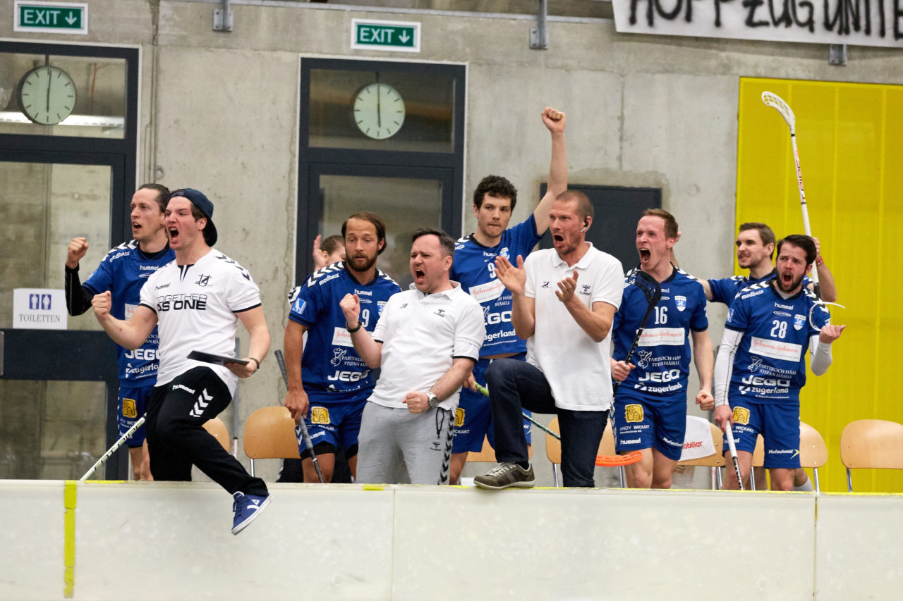 Zug United Herren NLB Aufstiegsspiele NLB/NLA   
UHC Grünenmatt Sumiswald - Zug United Resultat 3 : 5 
am 2. April 2017 im Forum Sumiswald 
Bild: Michael Peter 
Zug United gewinnt die Aufstiegsspiele mit vier Siegen und steigt in die NLA auf.
