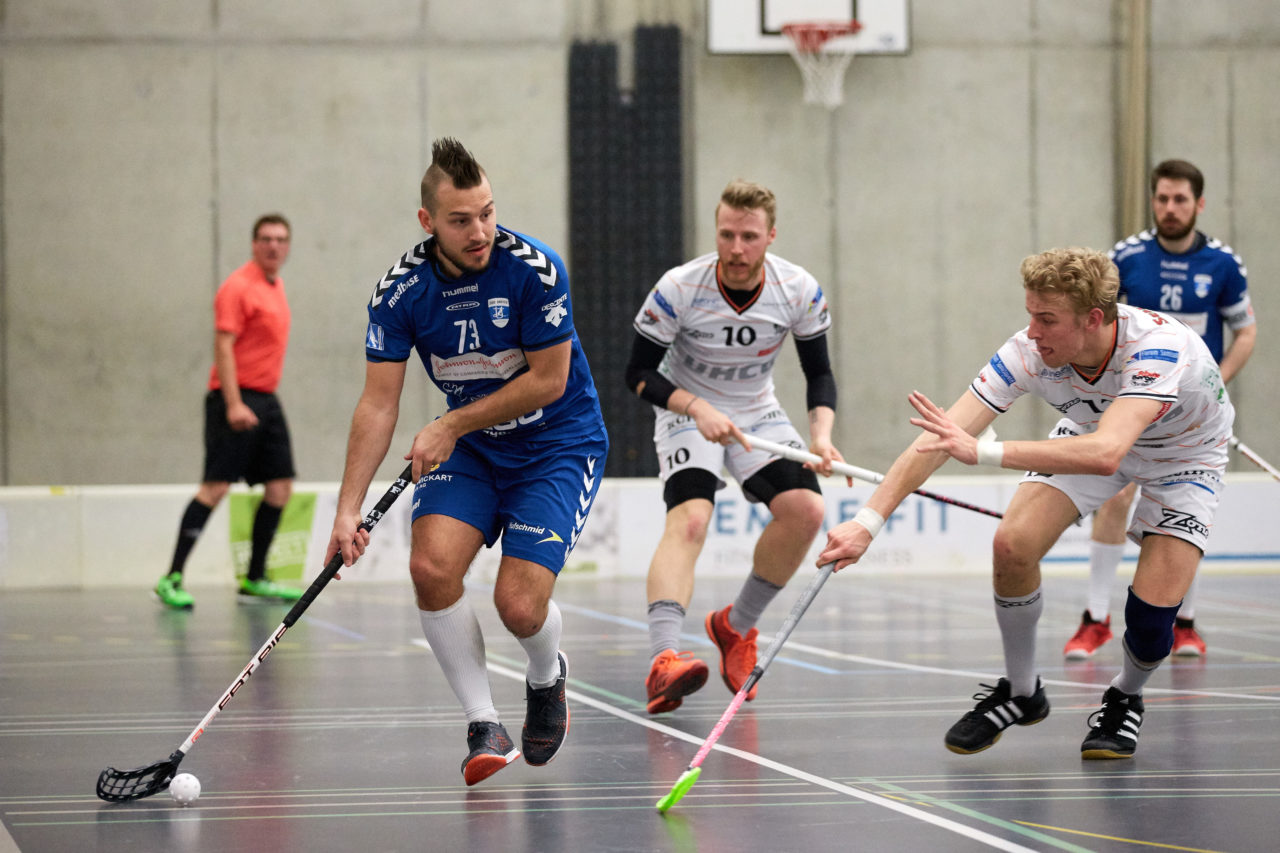 Zug United Herren NLB Aufstiegsspiele NLB/NLA   
UHC Grünenmatt Sumiswald - Zug United Resultat 3 : 5 
am 2. April 2017 im Forum Sumiswald 
Bild: Michael Peter 
Zug United gewinnt die Aufstiegsspiele mit vier Siegen und steigt in die NLA auf.
